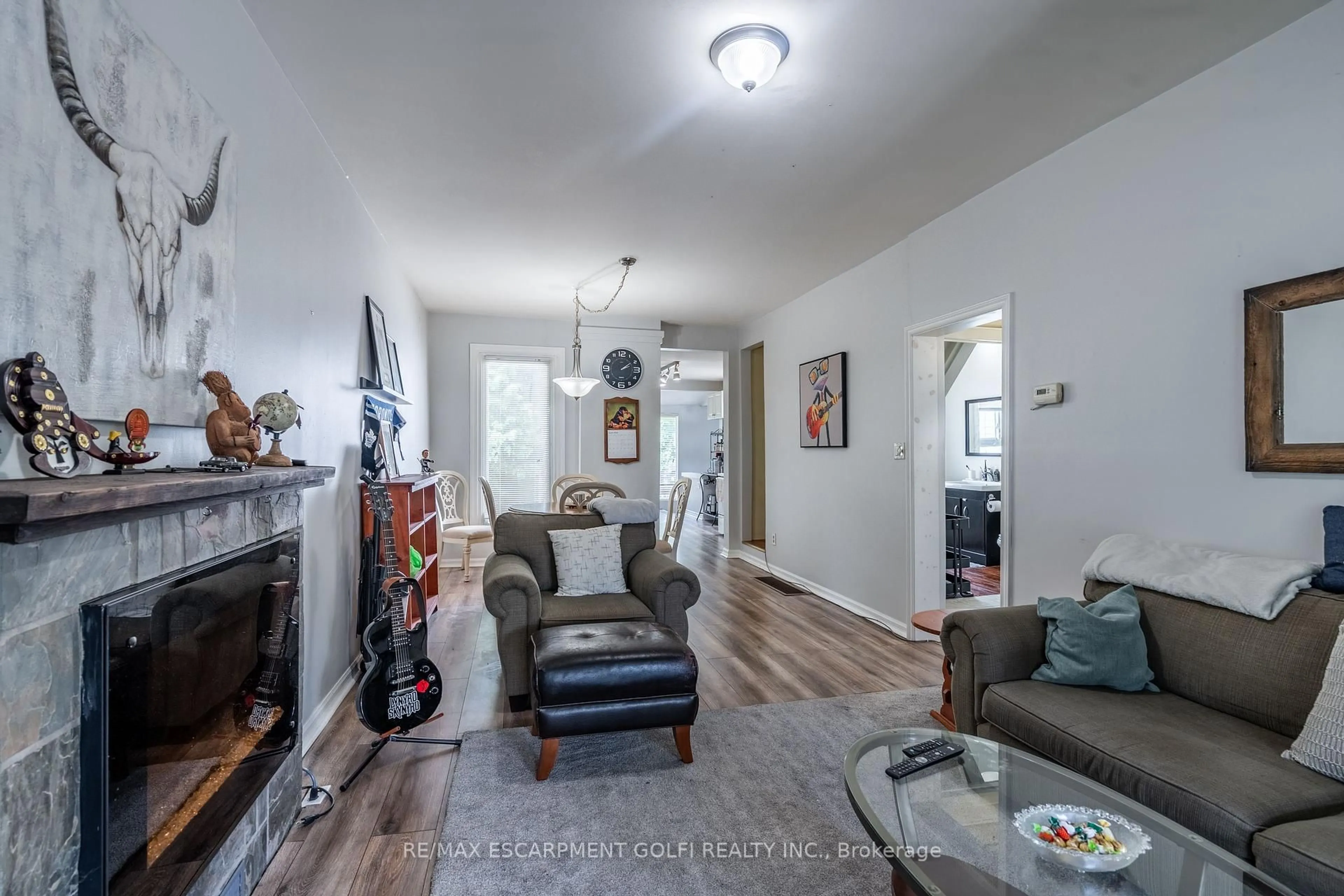 Living room with furniture, unknown for 150 East 24th St, Hamilton Ontario L8V 2Y3
