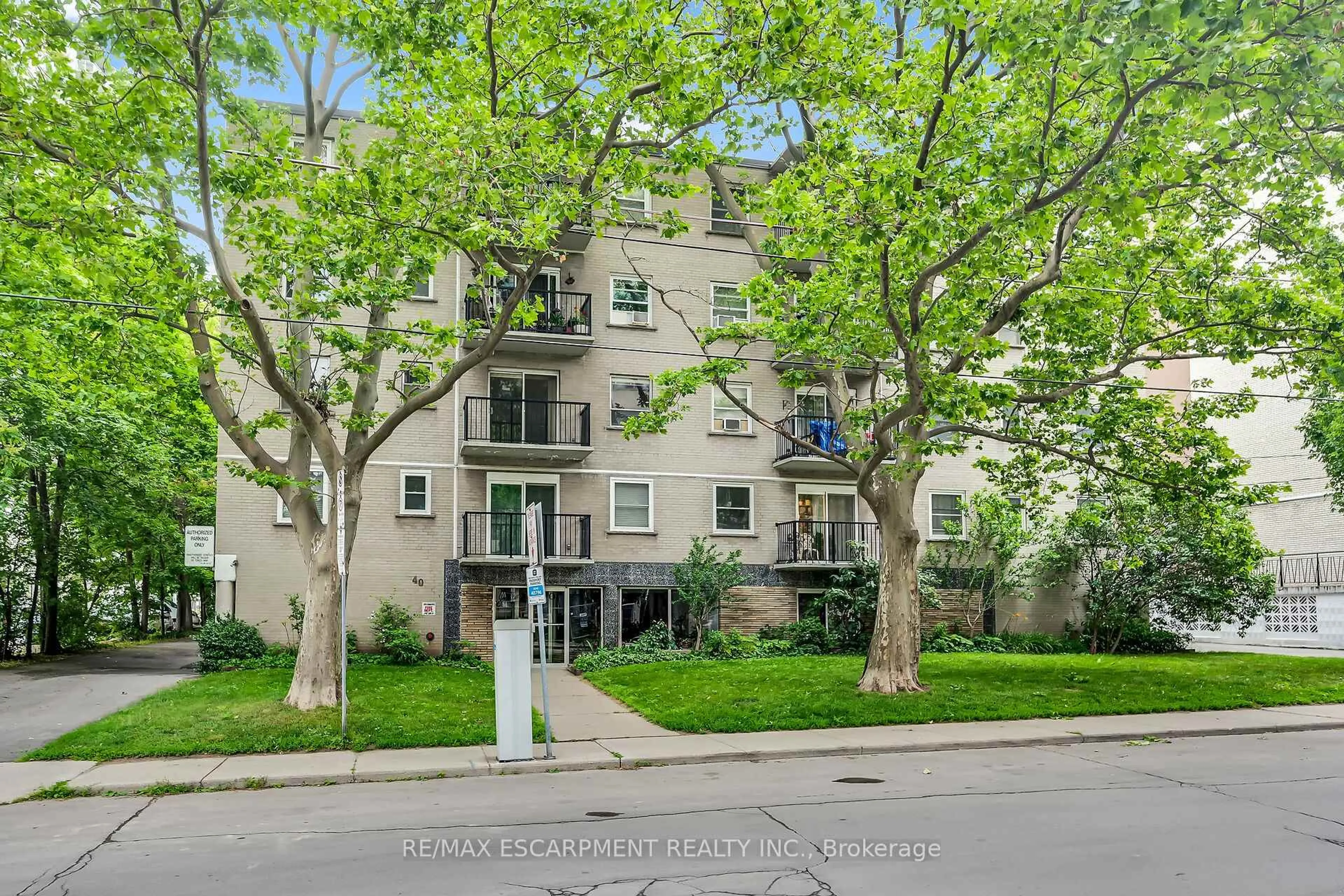 Unknown for 40 Robinson St #208, Hamilton Ontario L8P 1Y9