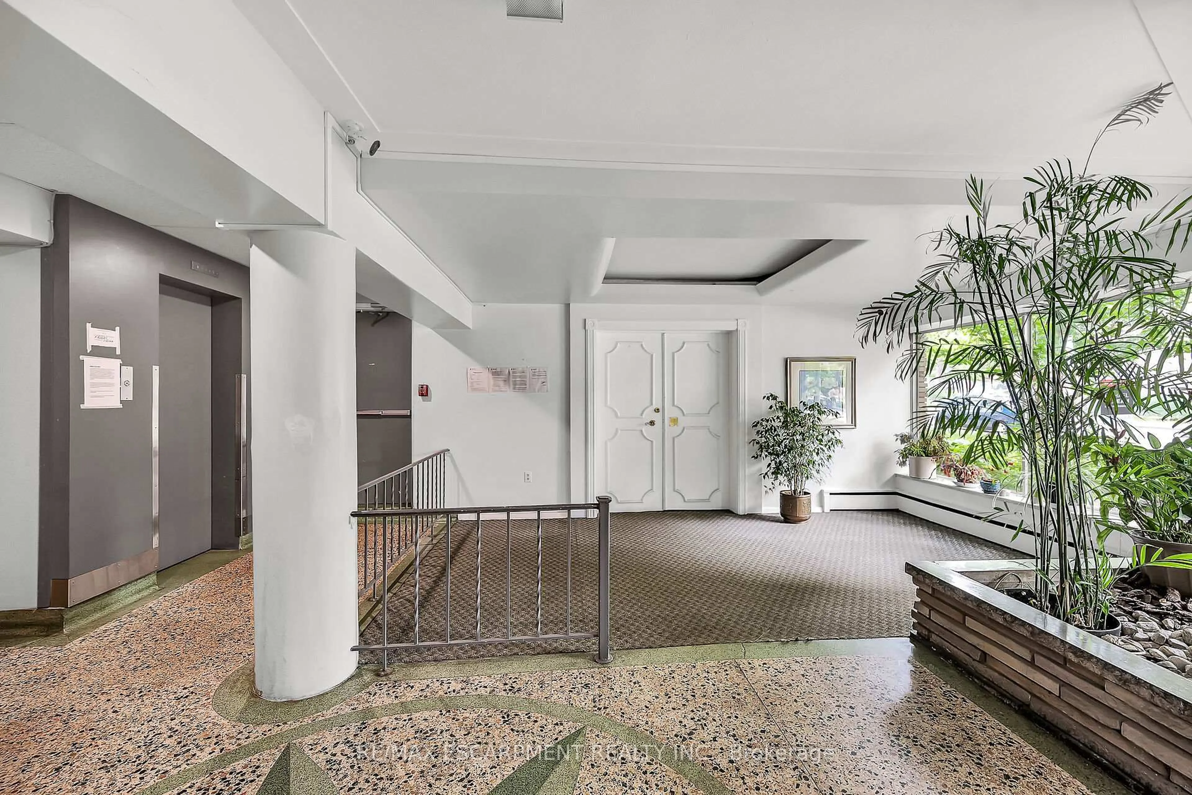Indoor foyer for 40 Robinson St #208, Hamilton Ontario L8P 1Y9
