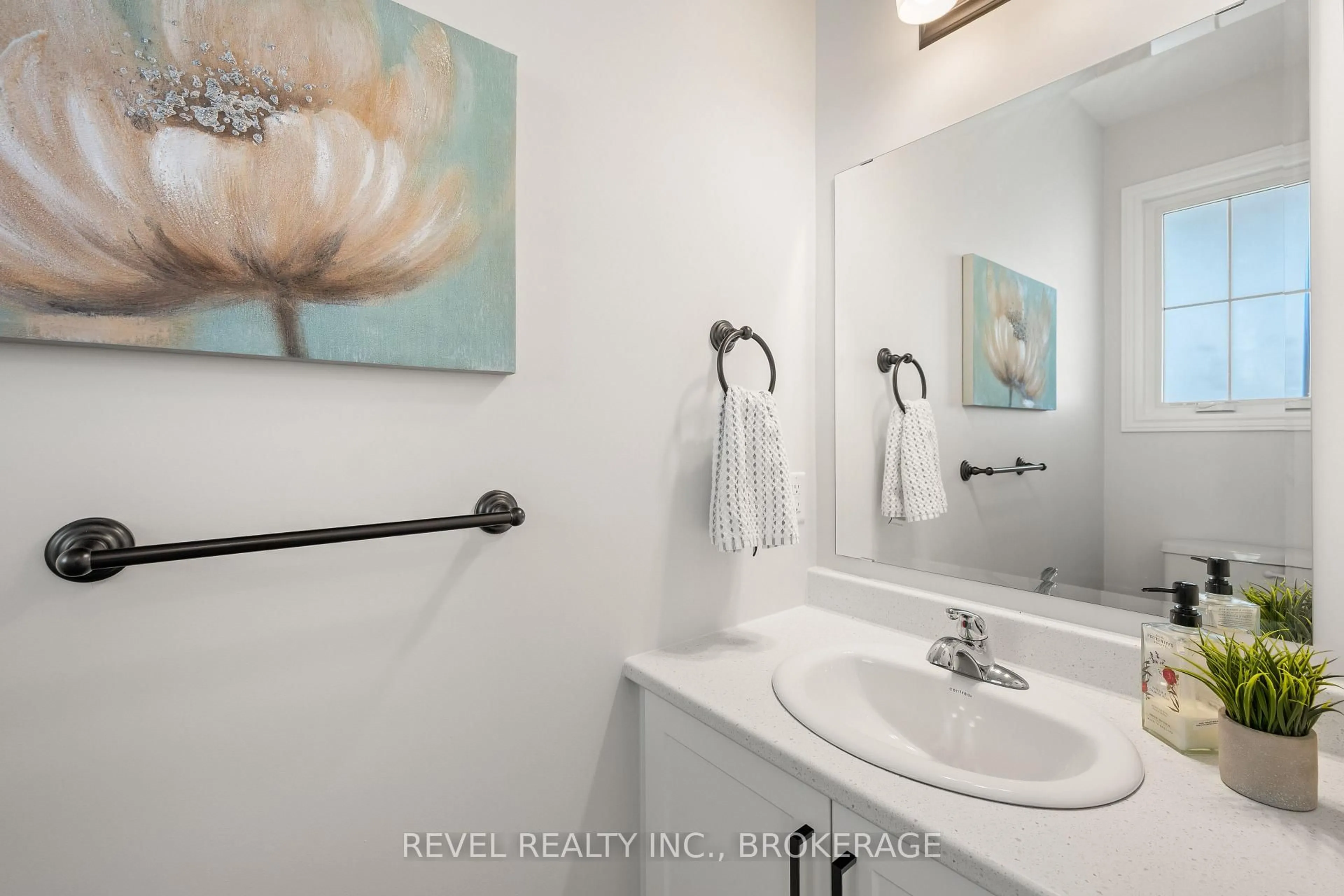 Standard bathroom, ceramic/tile floor for 524 Beth Cres, Kingston Ontario K7P 0K9