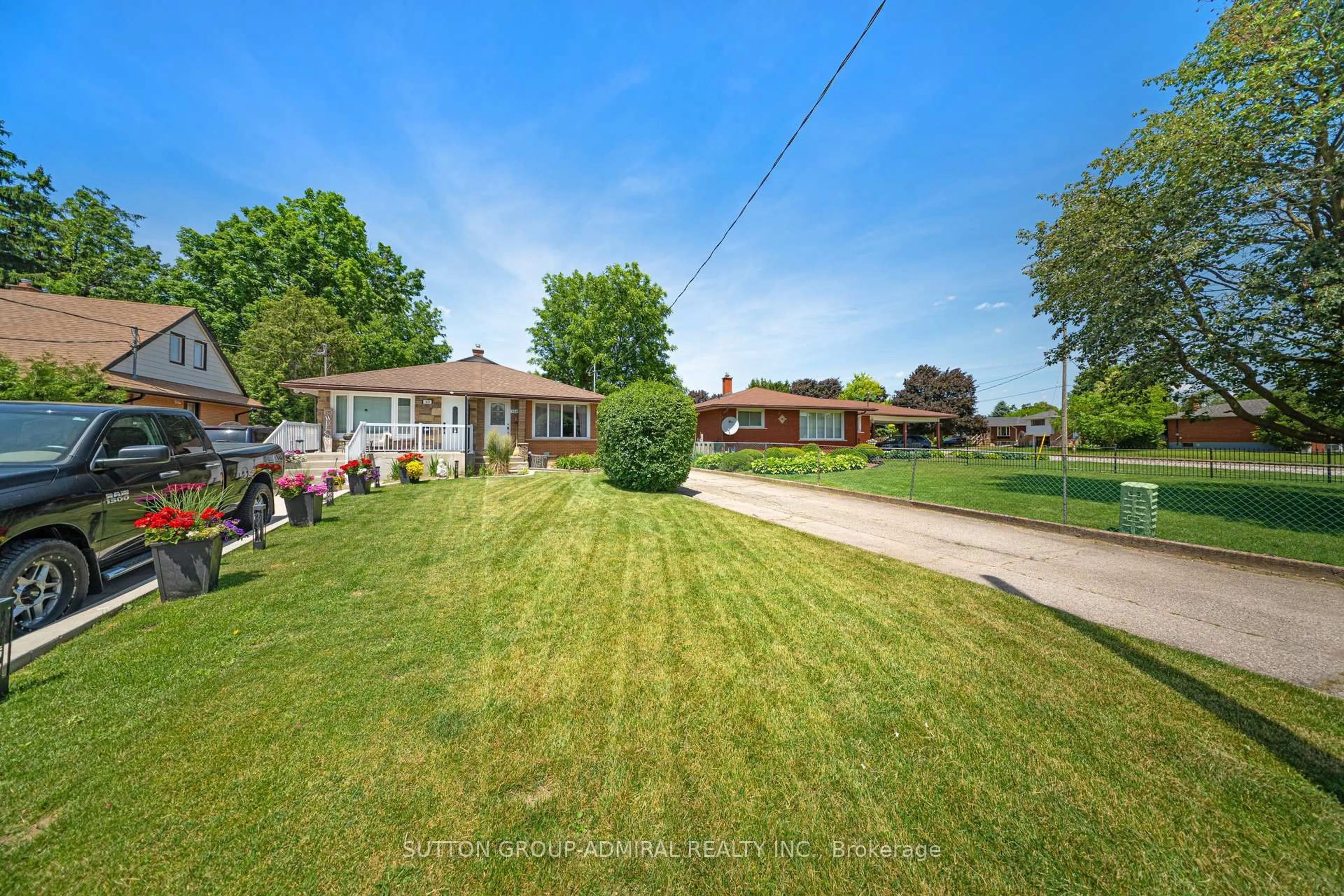 A pic from outside/outdoor area/front of a property/back of a property/a pic from drone, street for 16A Linnwood Ave, Cambridge Ontario N1R 1V1
