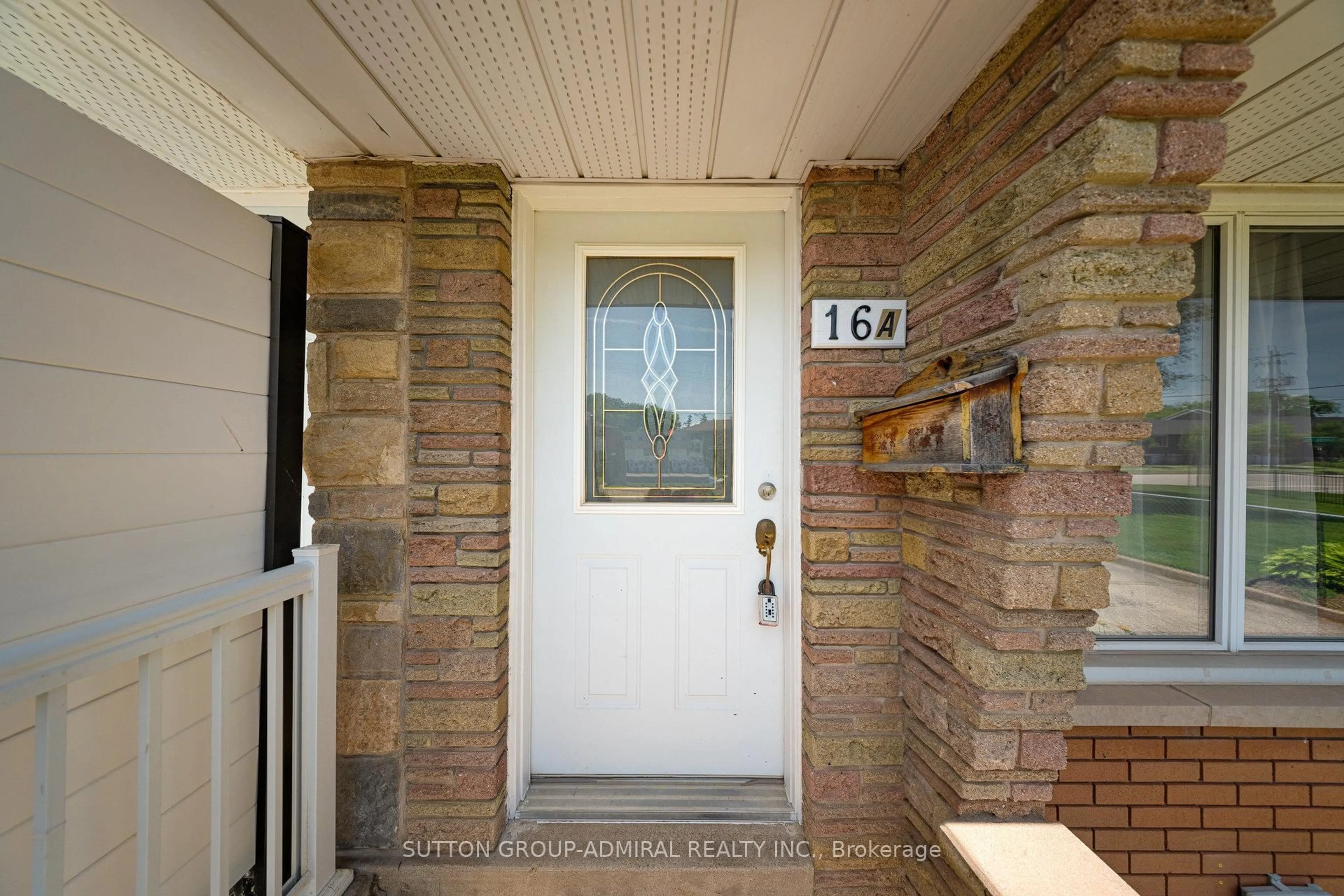 Indoor entryway for 16A Linnwood Ave, Cambridge Ontario N1R 1V1