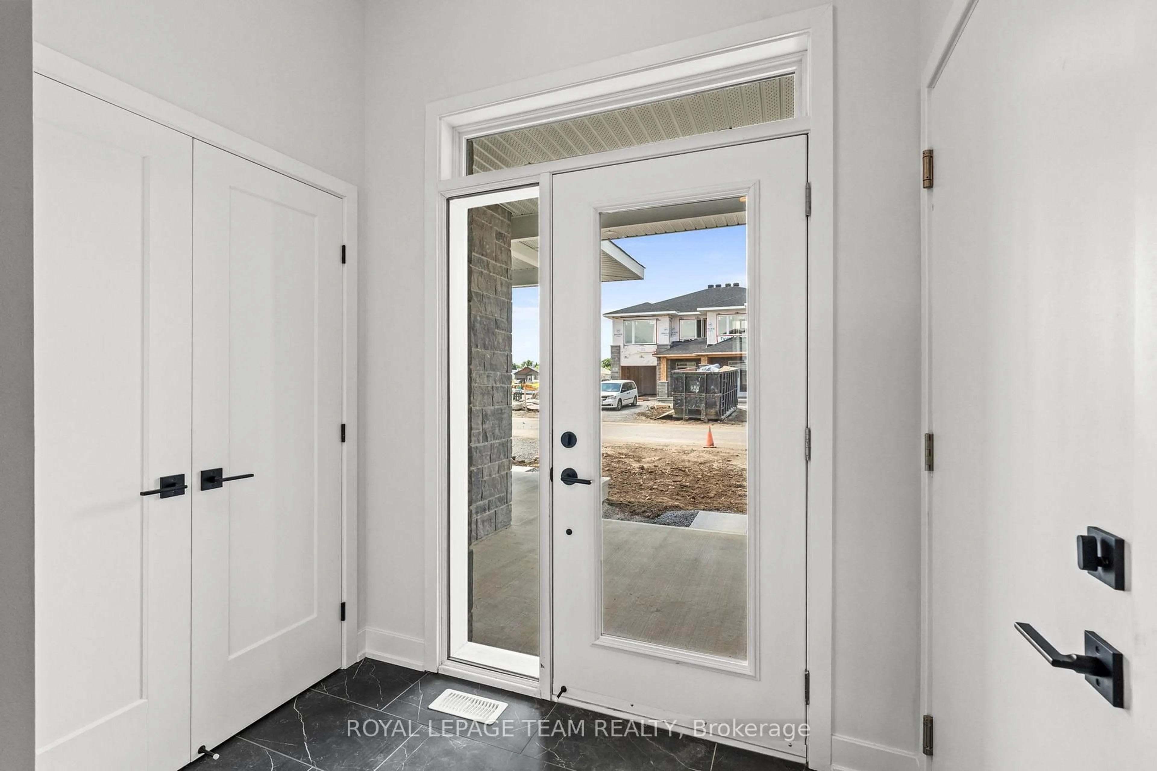 Indoor entryway for 1005 MOORE St, Brockville Ontario K6V 7N1