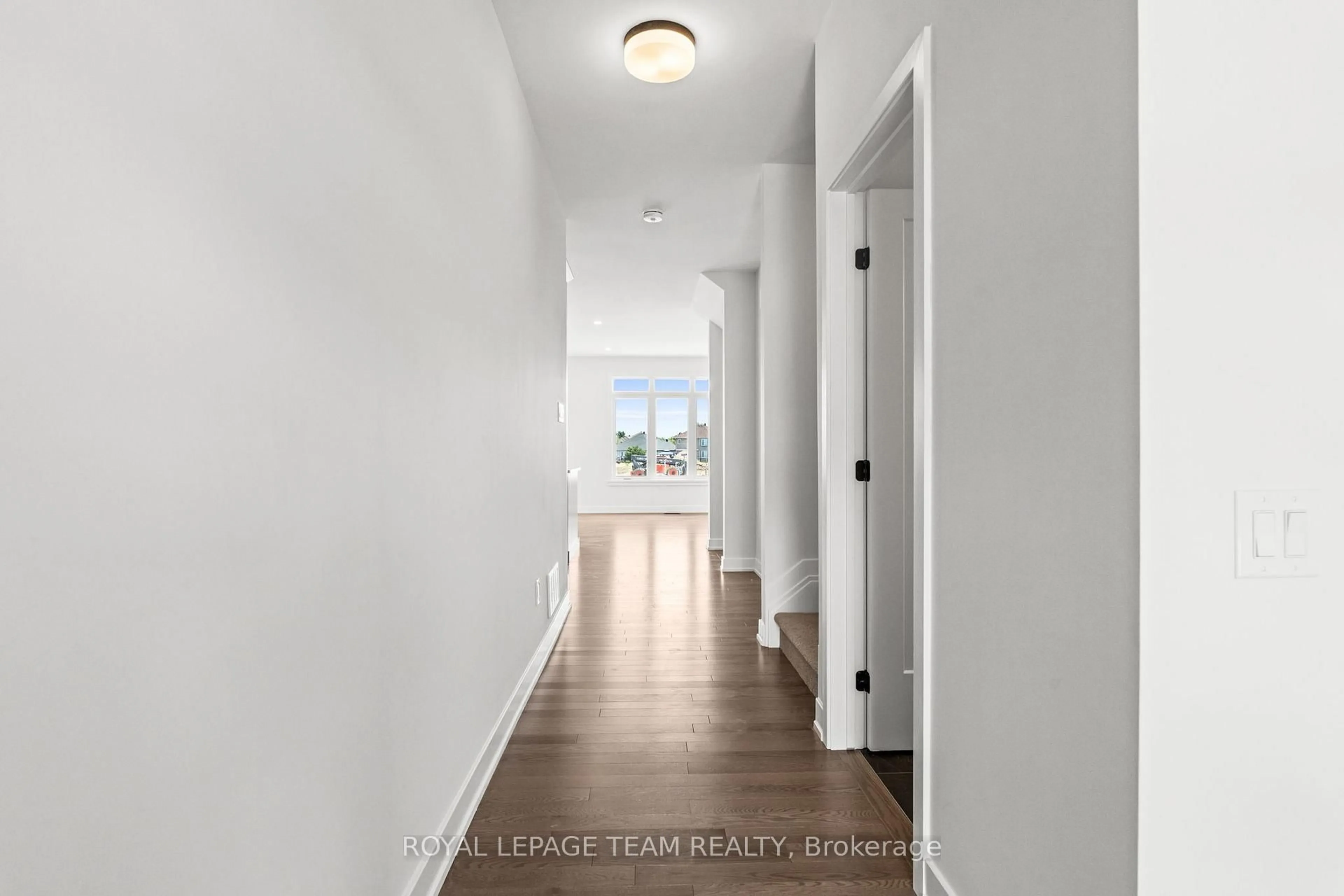 Indoor entryway for 1005 MOORE St, Brockville Ontario K6V 7N1