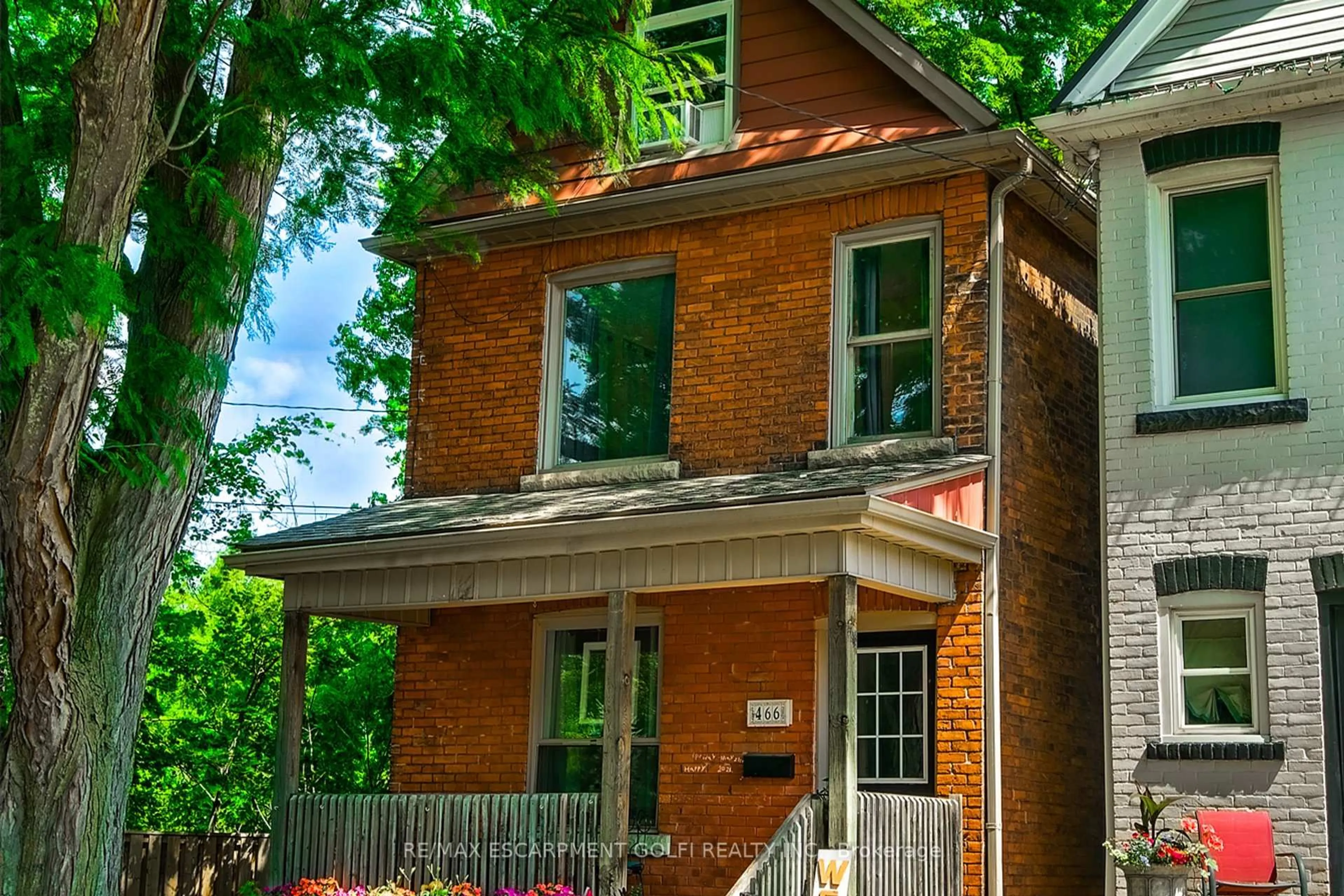 Home with brick exterior material, building for 466 Charlton Ave, Hamilton Ontario L8P 2E8