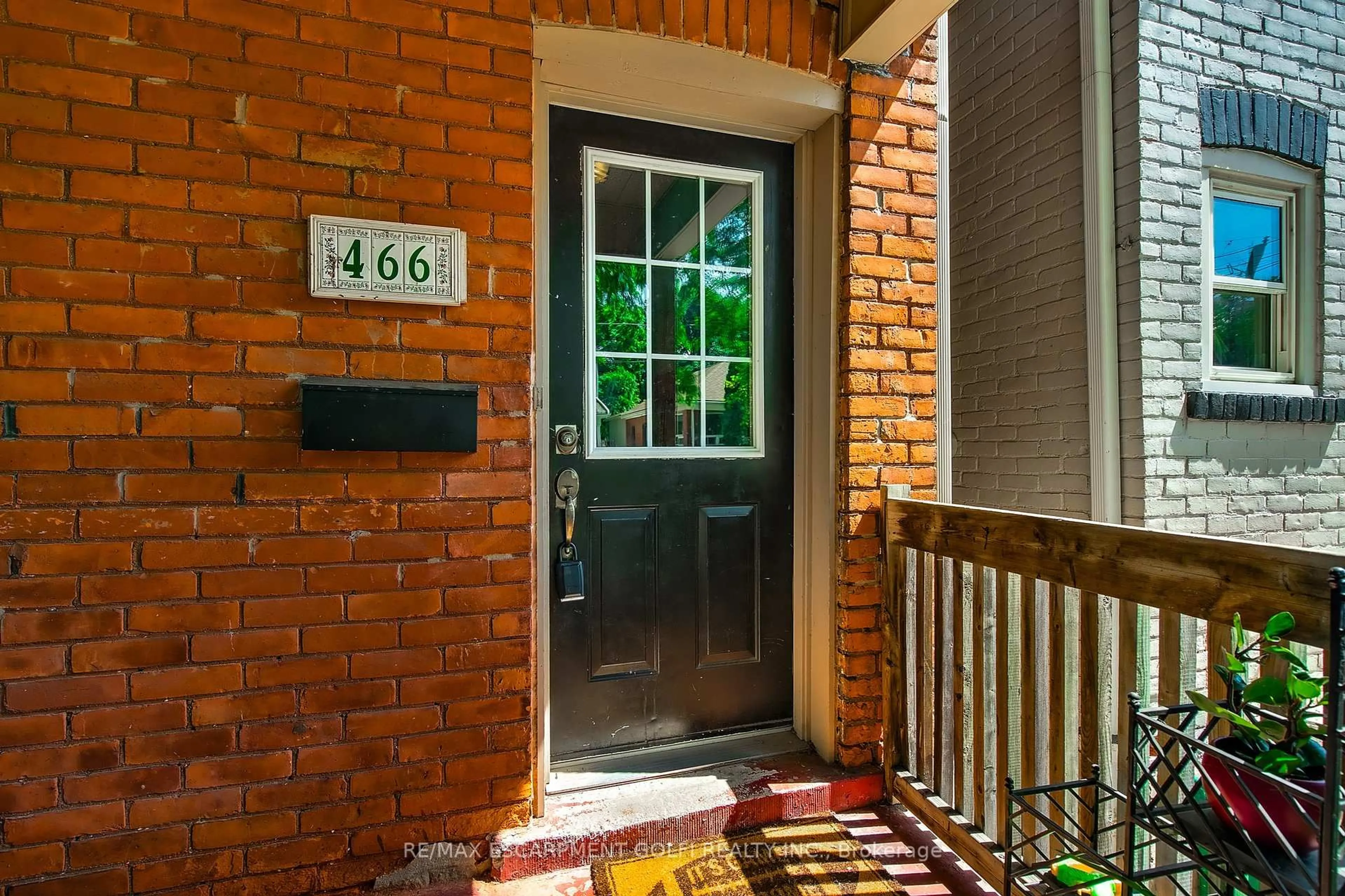 Indoor entryway for 466 Charlton Ave, Hamilton Ontario L8P 2E8