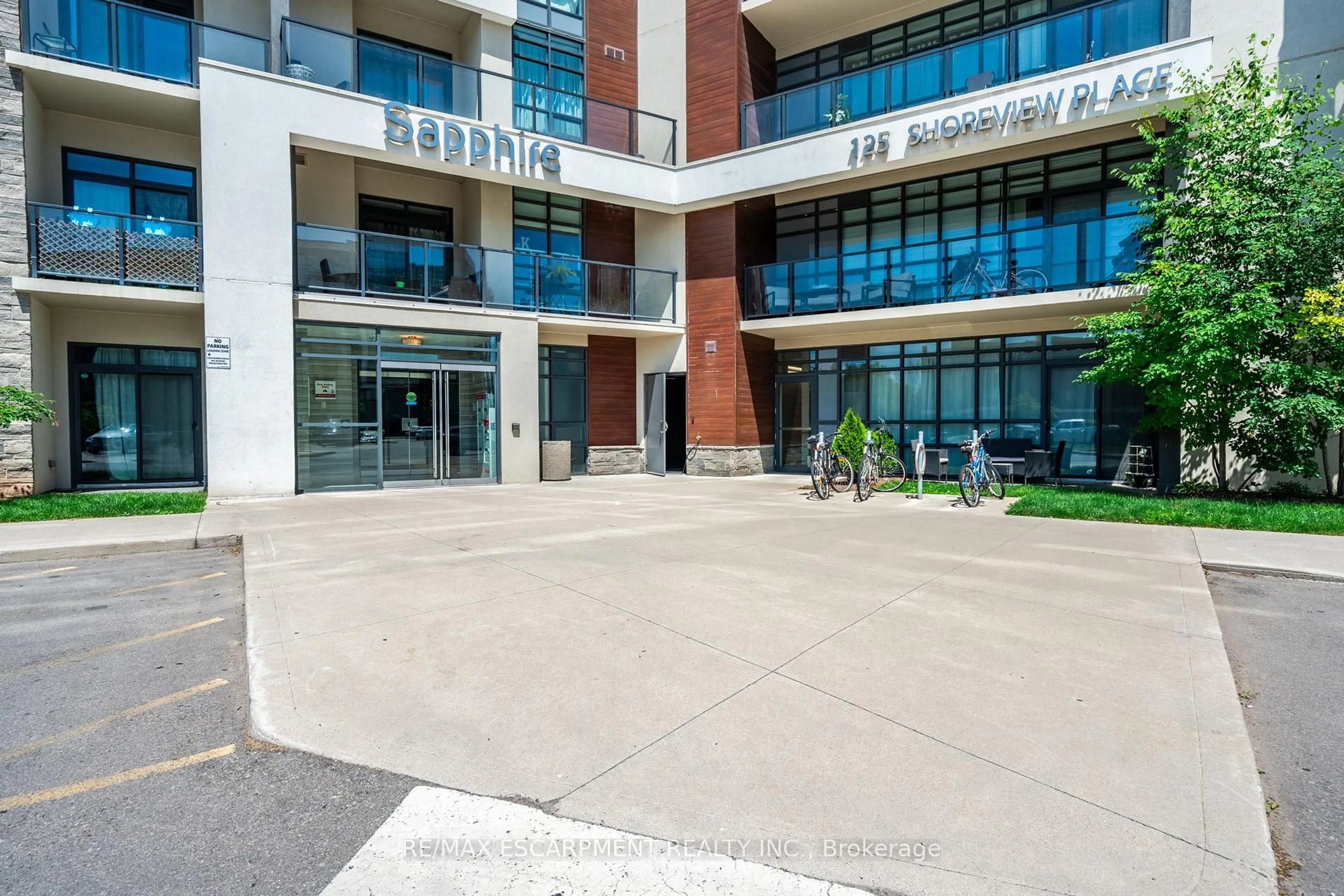 Indoor foyer for 125 Shoreview Pl #422, Hamilton Ontario L8E 0K3