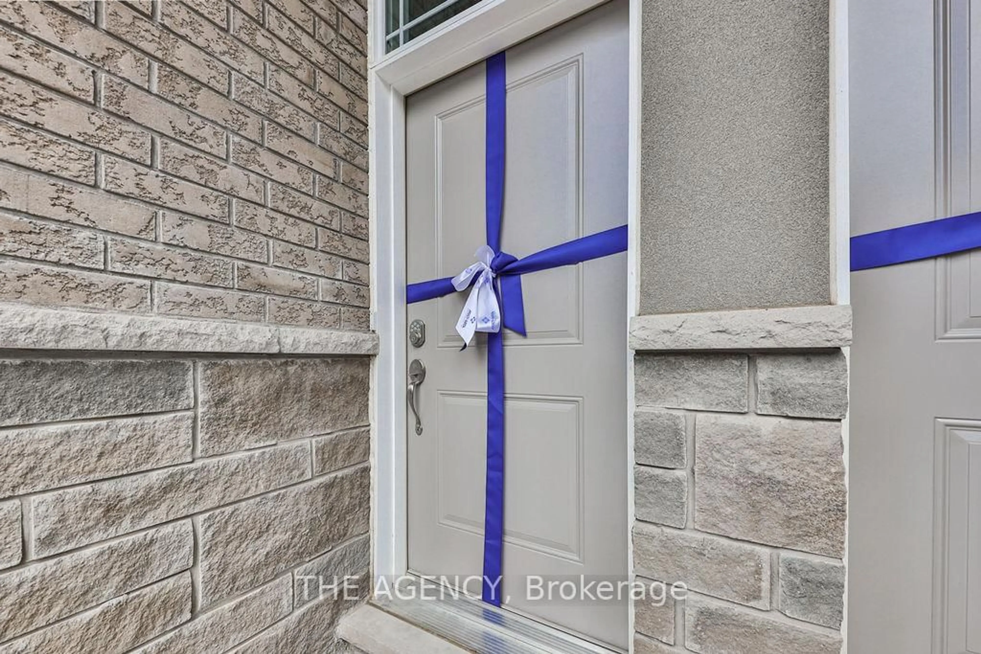 Indoor entryway for 53 Aquarius Cres, Hamilton Ontario L0R 1P0