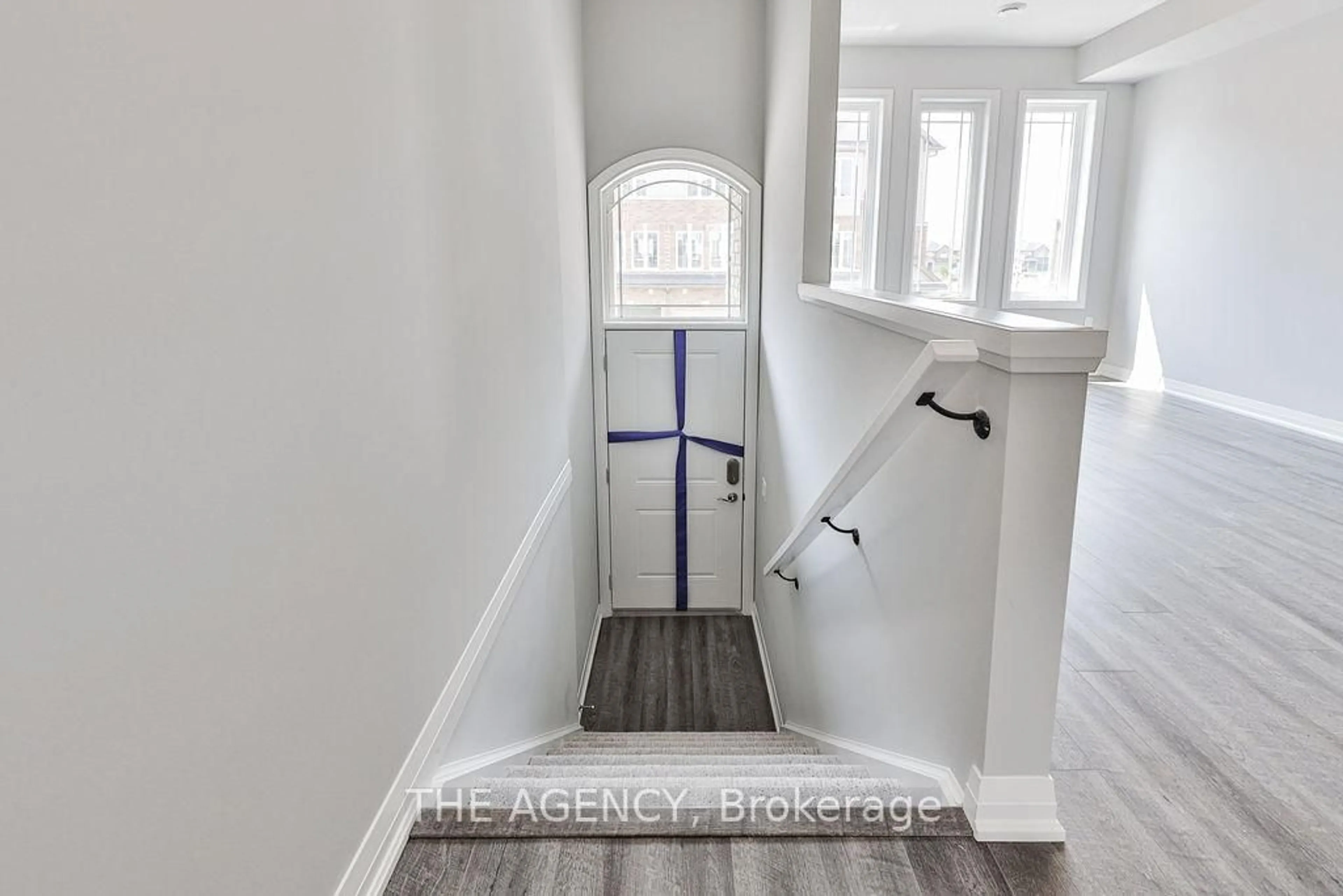 Indoor entryway for 53 Aquarius Cres, Hamilton Ontario L0R 1P0