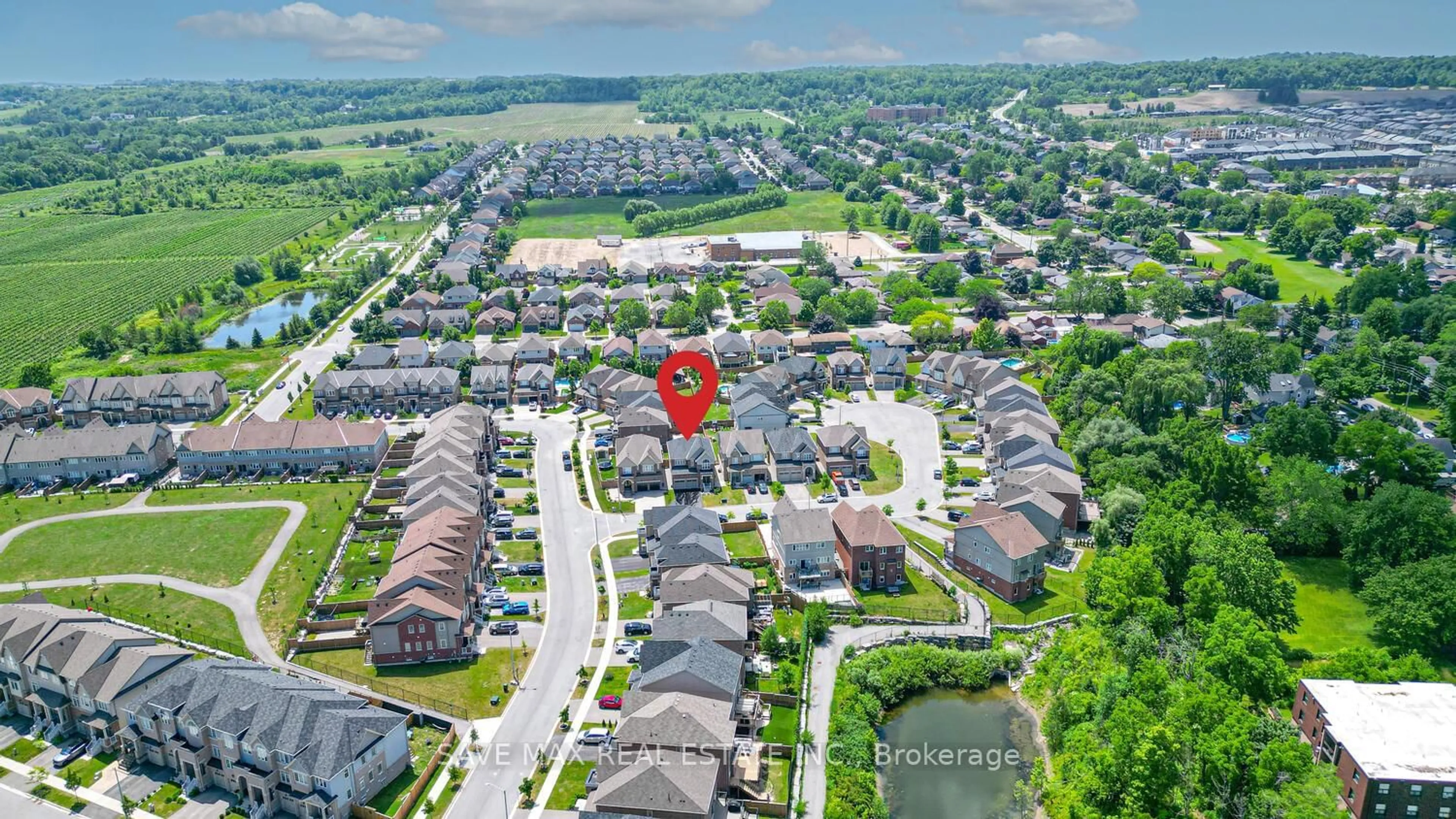 A pic from outside/outdoor area/front of a property/back of a property/a pic from drone, street for 4016 Cachet Crt, Lincoln Ontario L3J 0R8