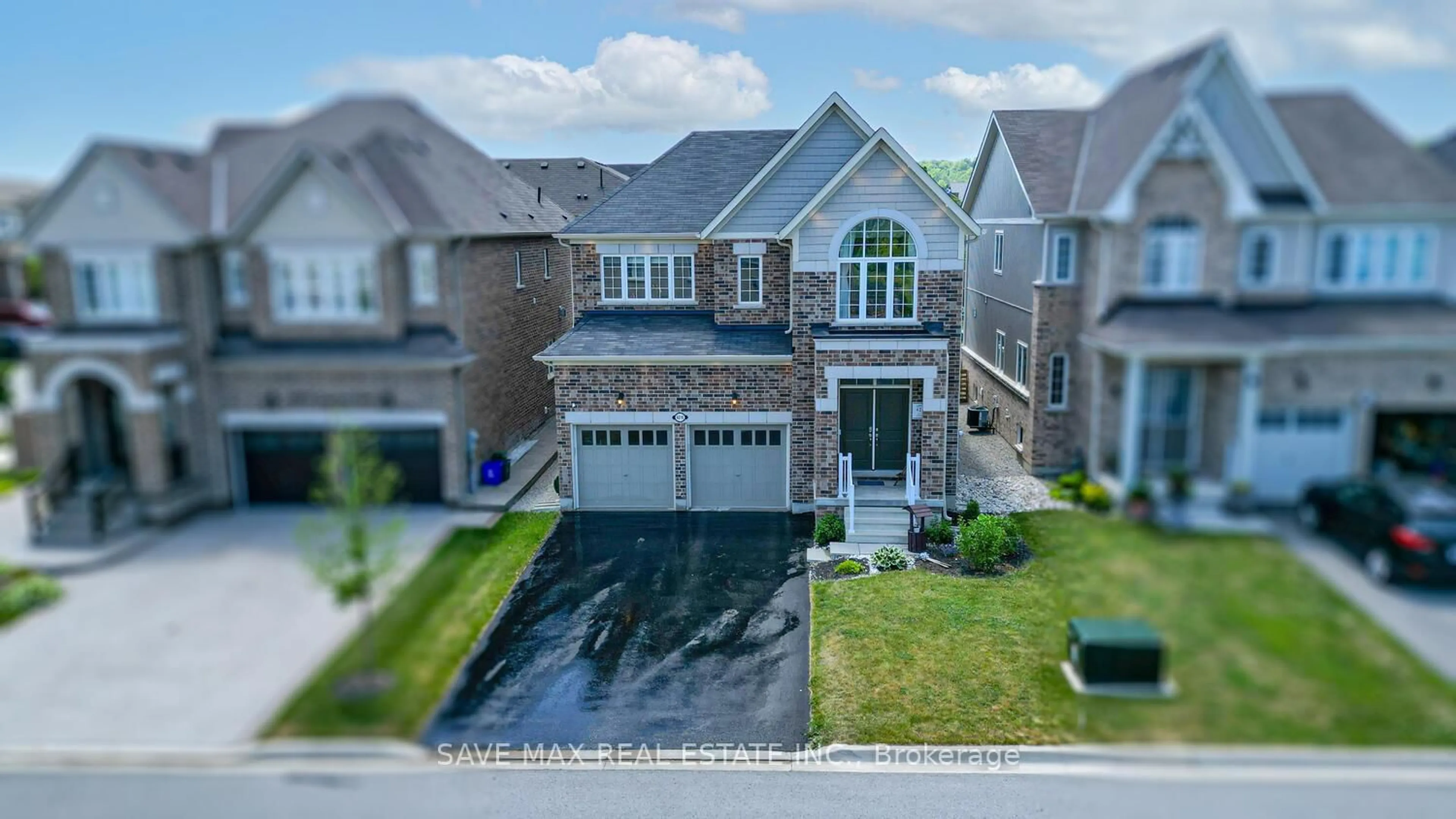 A pic from outside/outdoor area/front of a property/back of a property/a pic from drone, street for 4016 Cachet Crt, Lincoln Ontario L3J 0R8