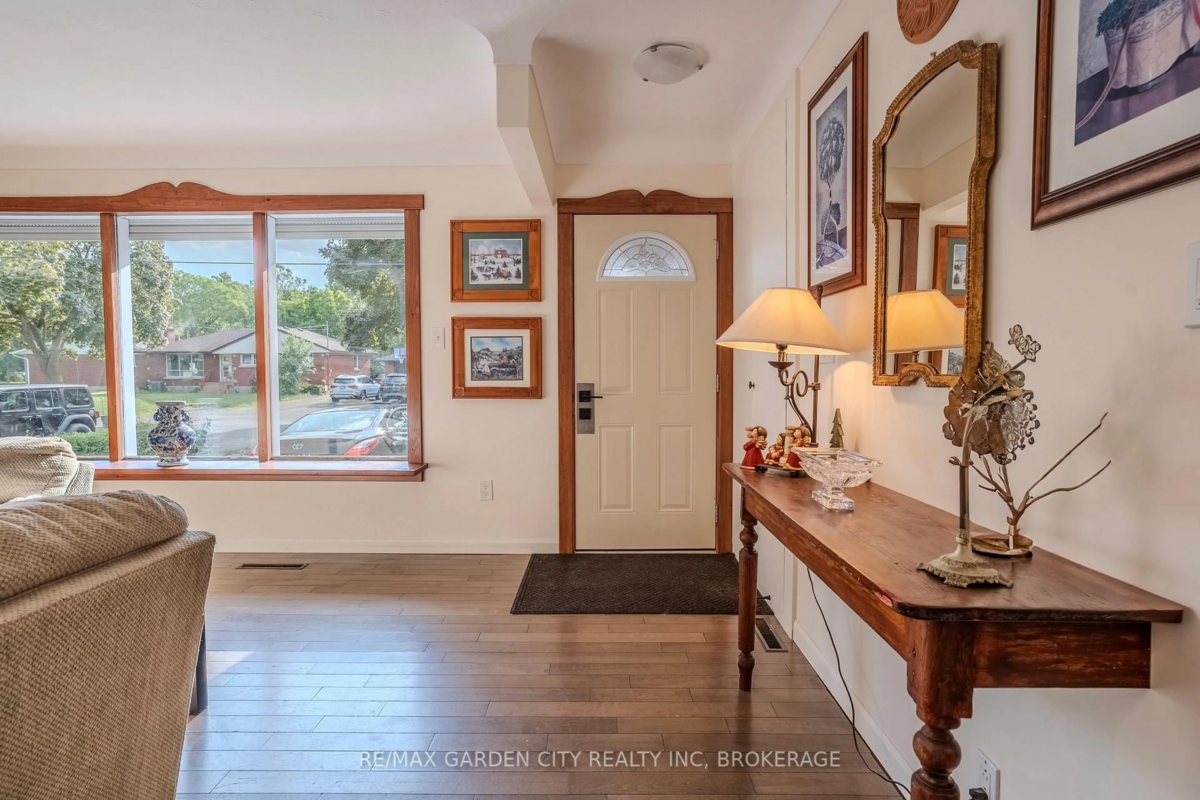 Indoor entryway for 14 Edinburgh Dr, St. Catharines Ontario L2M 3H1