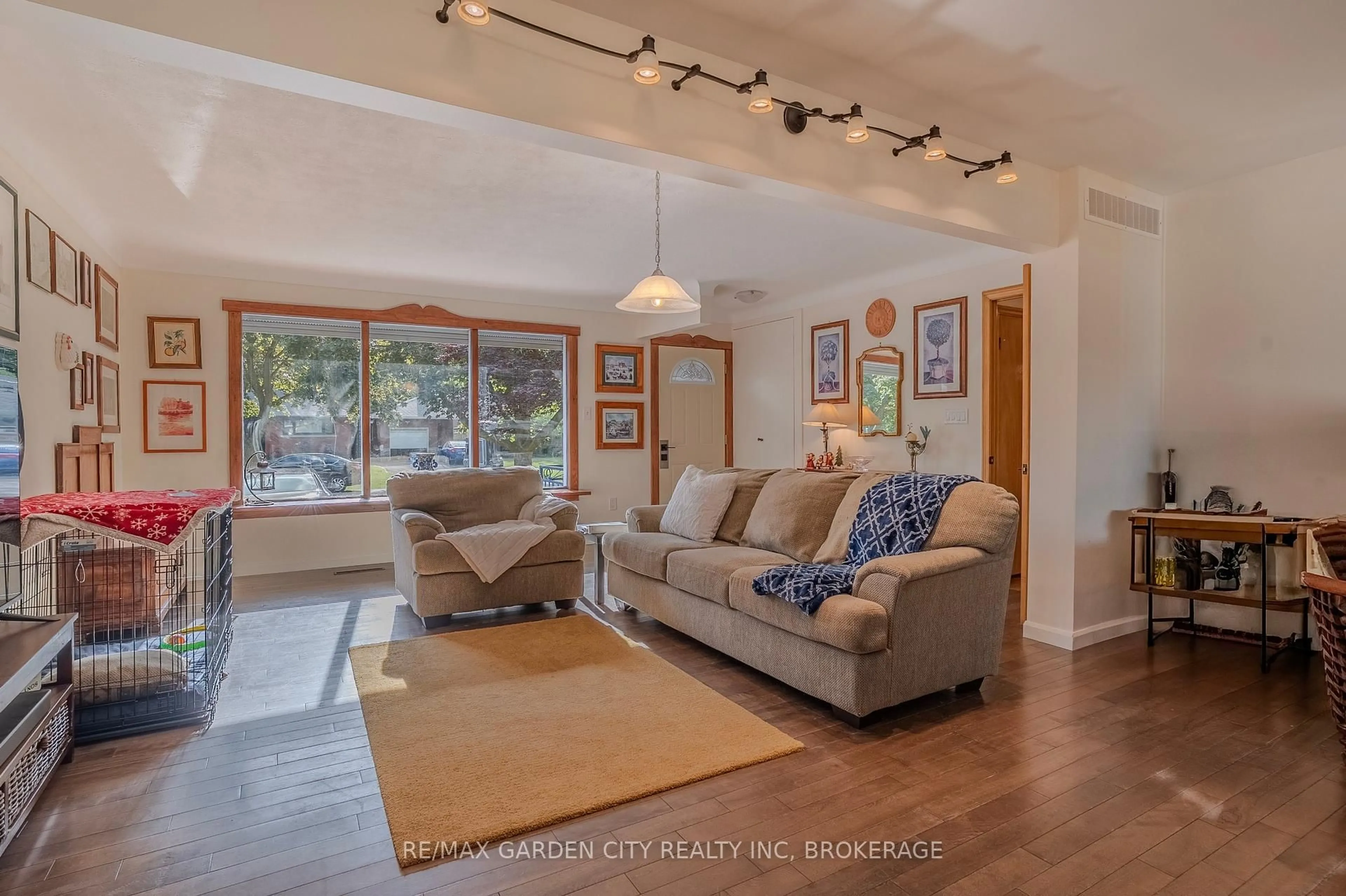 Living room with furniture, unknown for 14 Edinburgh Dr, St. Catharines Ontario L2M 3H1