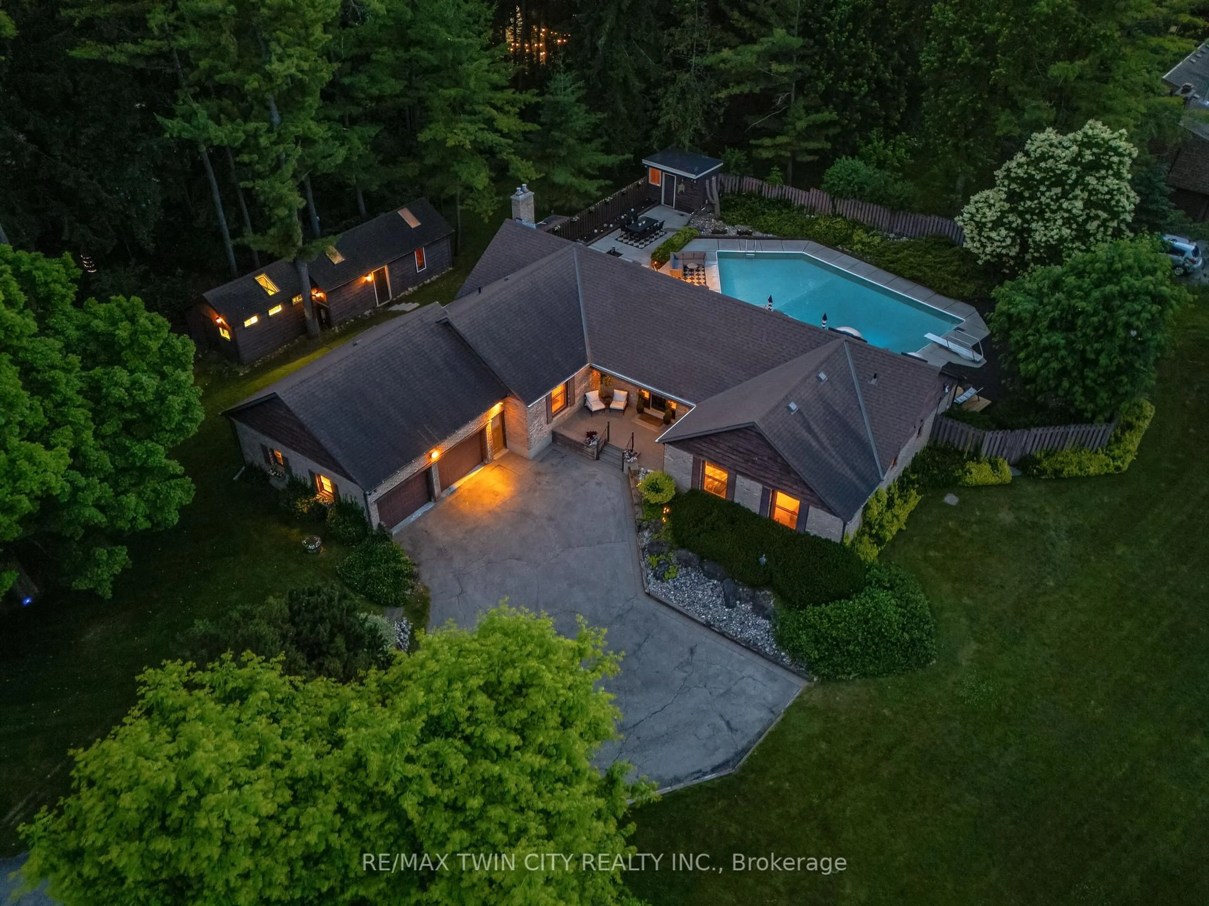 A pic from outside/outdoor area/front of a property/back of a property/a pic from drone, unknown for 105 Grandview Dr, Woolwich Ontario N0B 1N0