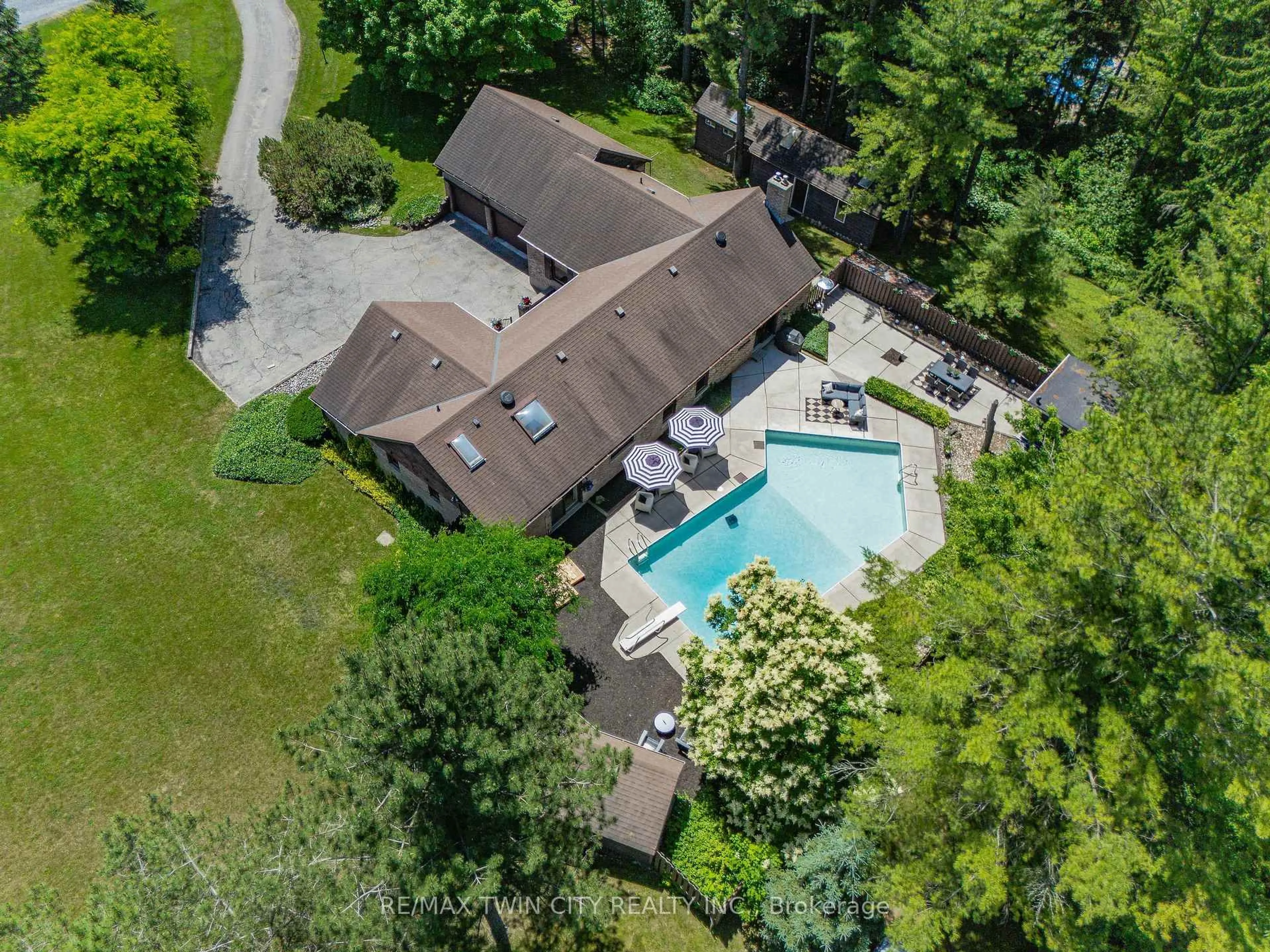 A pic from outside/outdoor area/front of a property/back of a property/a pic from drone, street for 105 Grandview Dr, Woolwich Ontario N0B 1N0