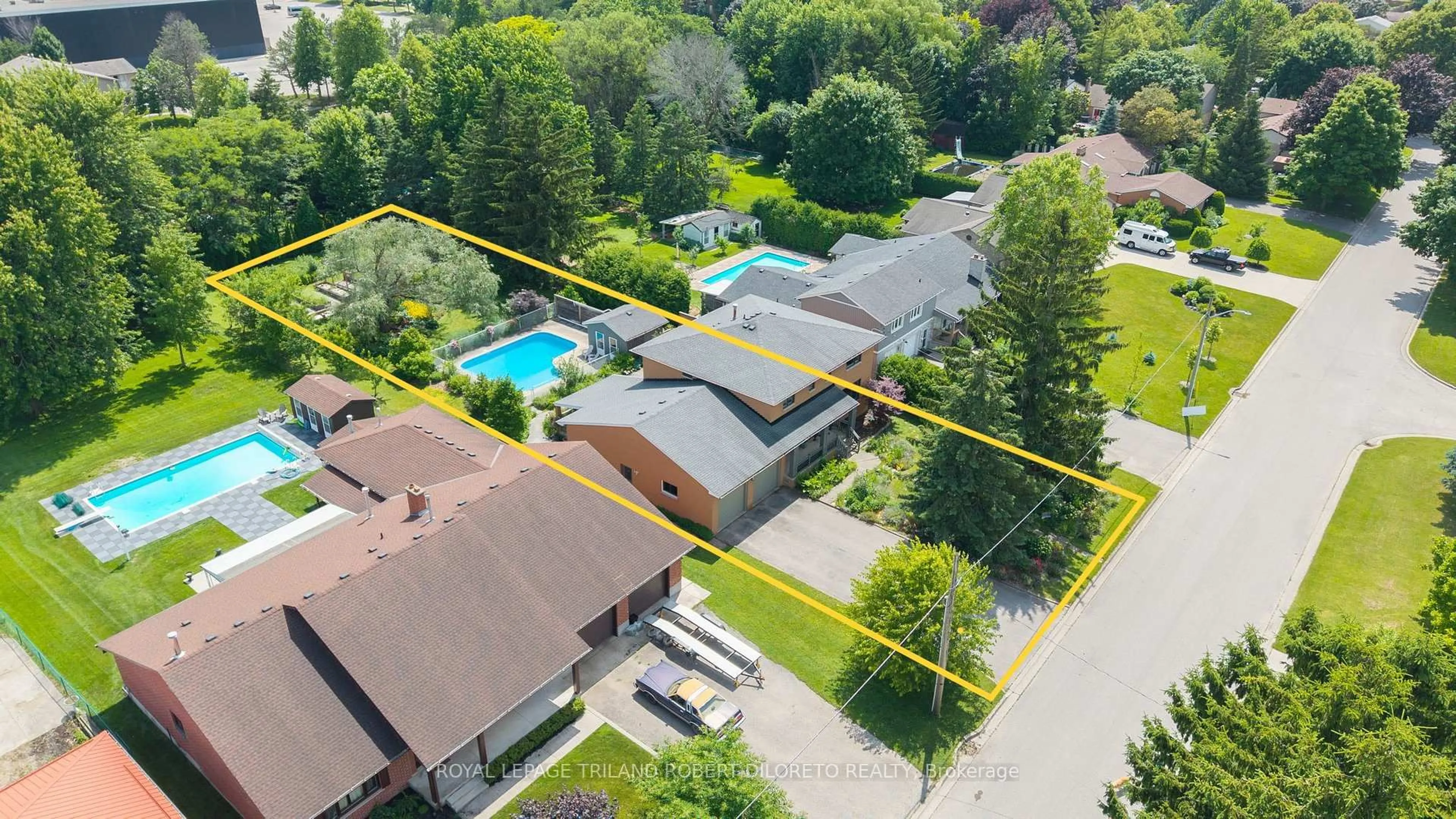 A pic from outside/outdoor area/front of a property/back of a property/a pic from drone, street for 602 Jamaica St, London South Ontario N6K 1E7