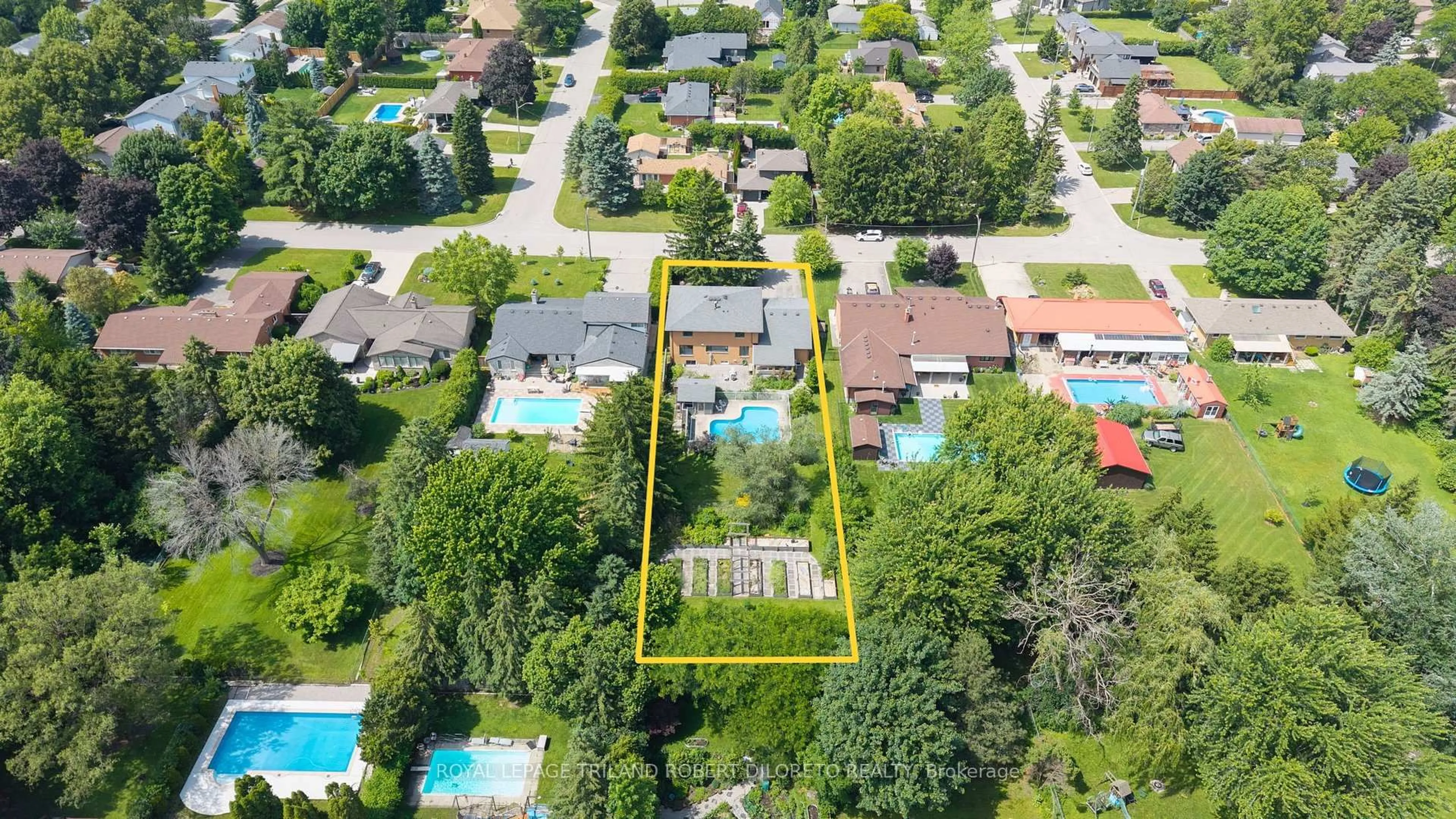A pic from outside/outdoor area/front of a property/back of a property/a pic from drone, street for 602 Jamaica St, London South Ontario N6K 1E7
