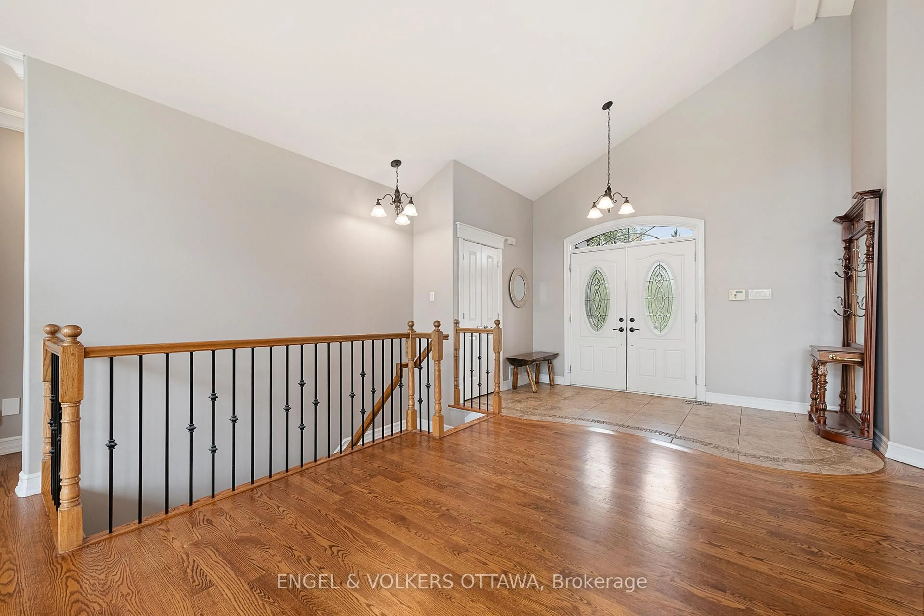 Indoor entryway for 1468 Sandy Beach Crt, Ottawa Ontario K4P 0C2