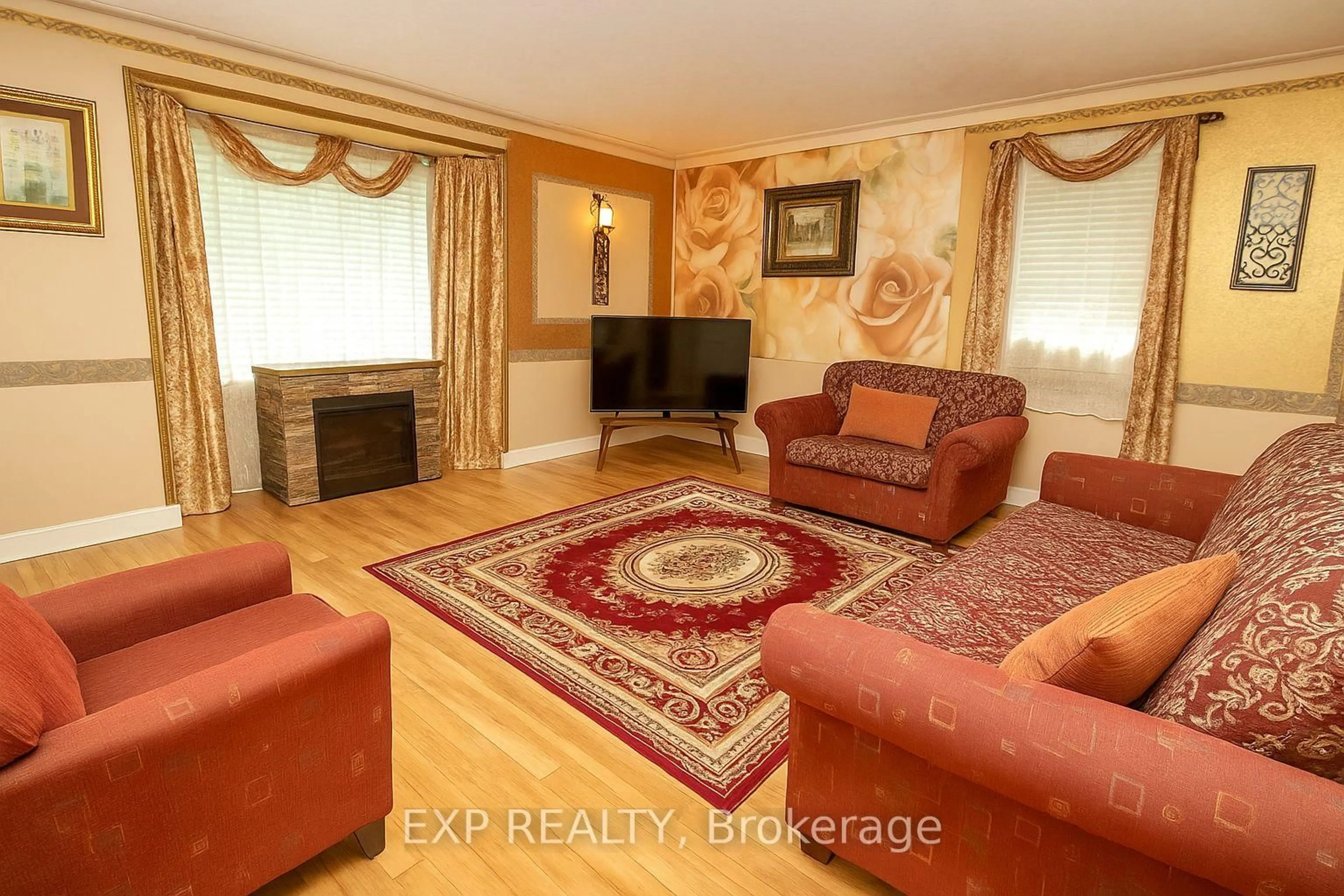 Living room with furniture, unknown for 511 St. Felix St, Cornwall Ontario K6H 5B2