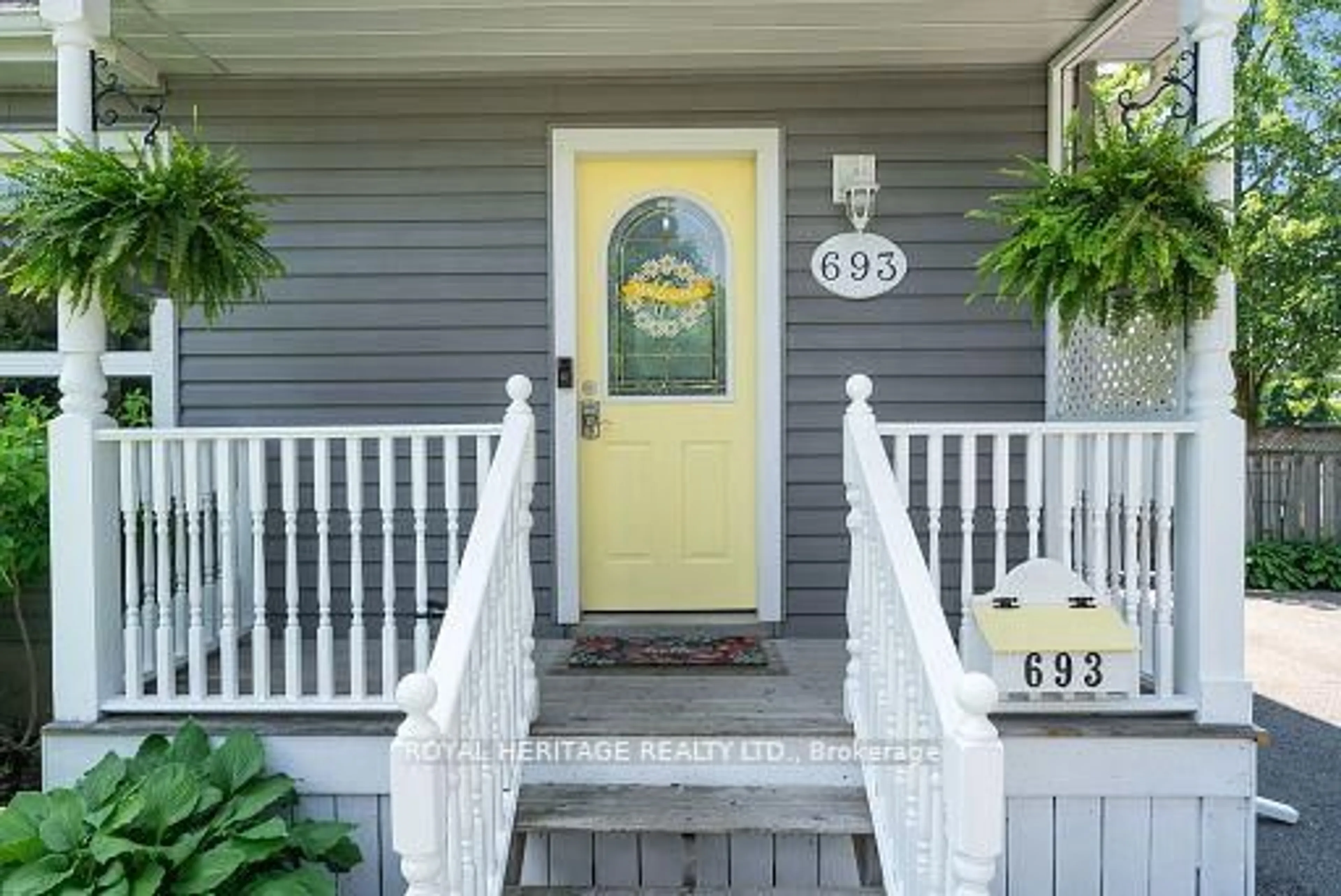 Indoor entryway for 693 Hawley St, Peterborough South Ontario K9J 4C7