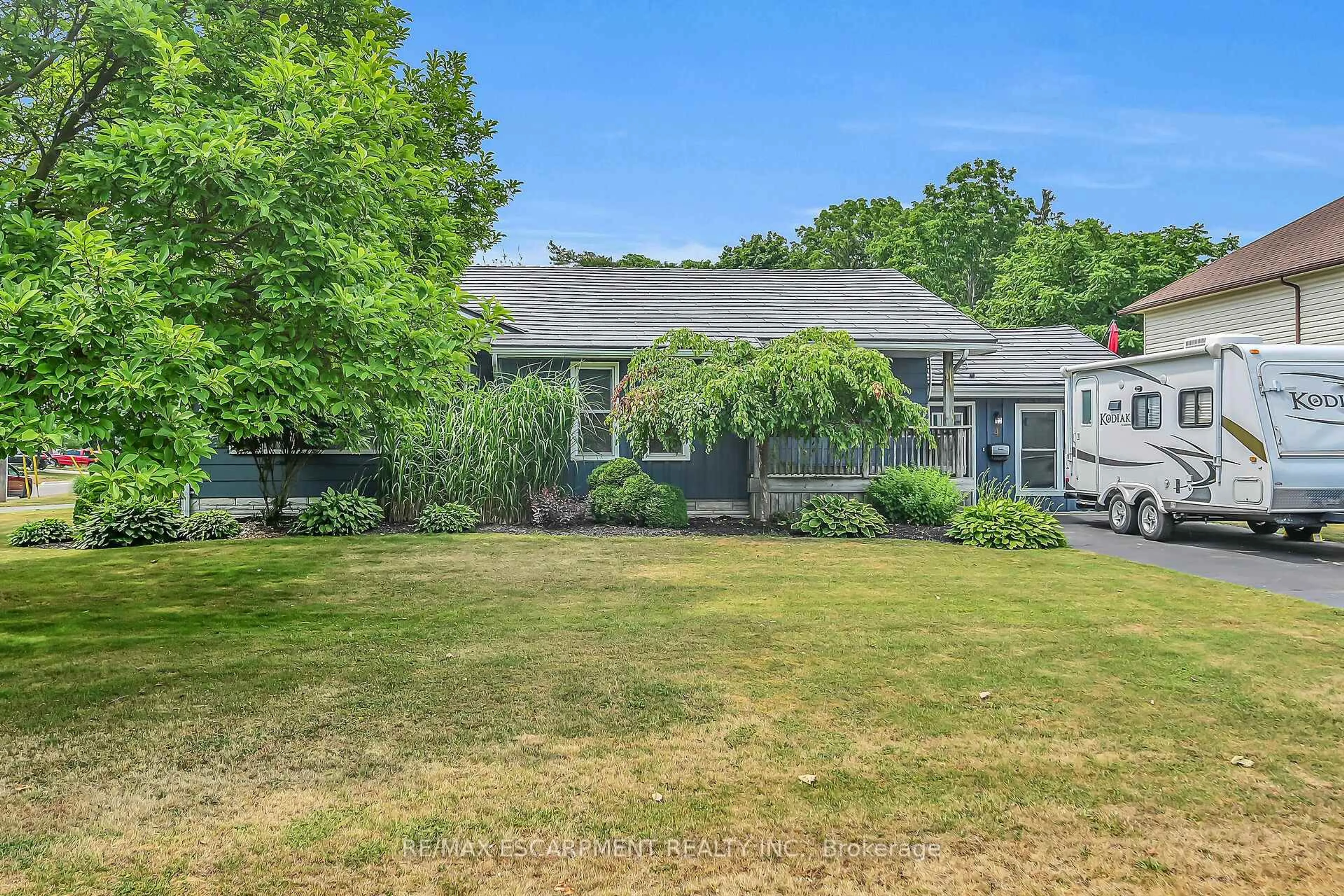 A pic from outside/outdoor area/front of a property/back of a property/a pic from drone, street for 4 Clifford St, Norfolk Ontario N0A 1N0