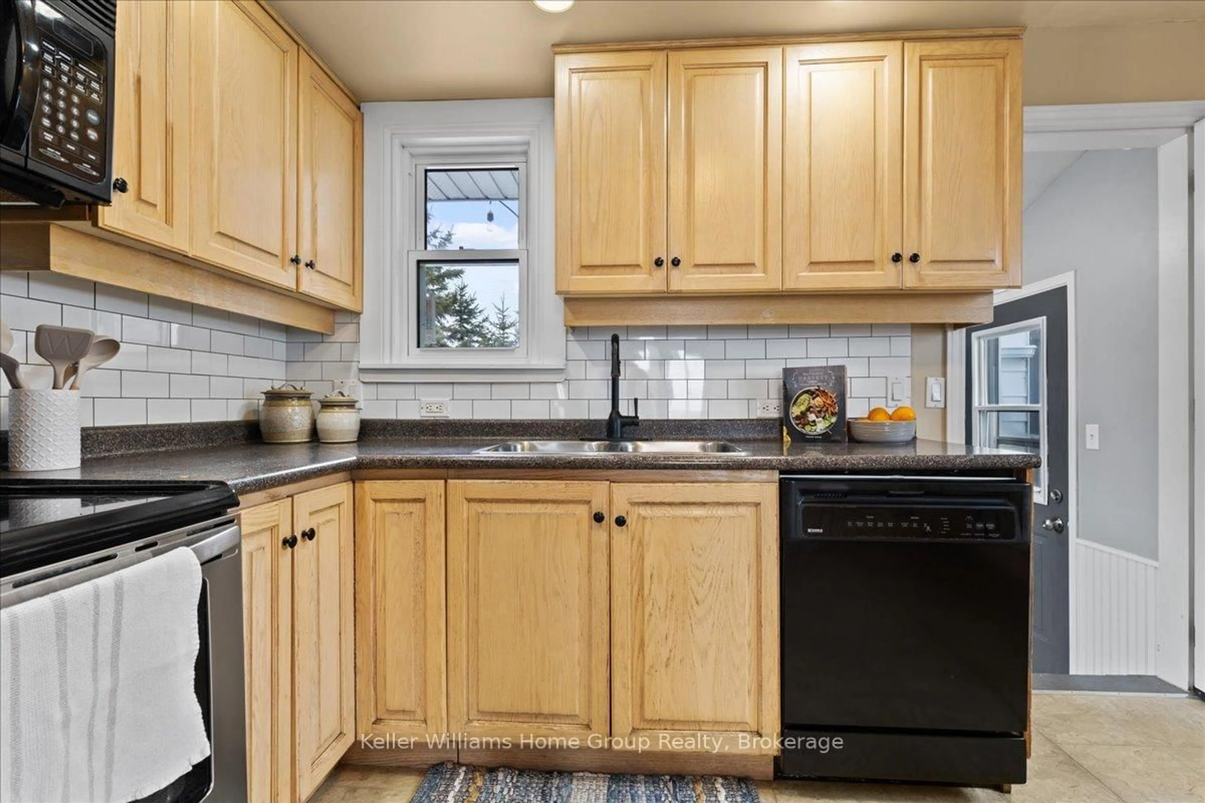 Standard kitchen, ceramic/tile floor for 7637 Wellington 7 Rd, Mapleton Ontario N0B 1A0
