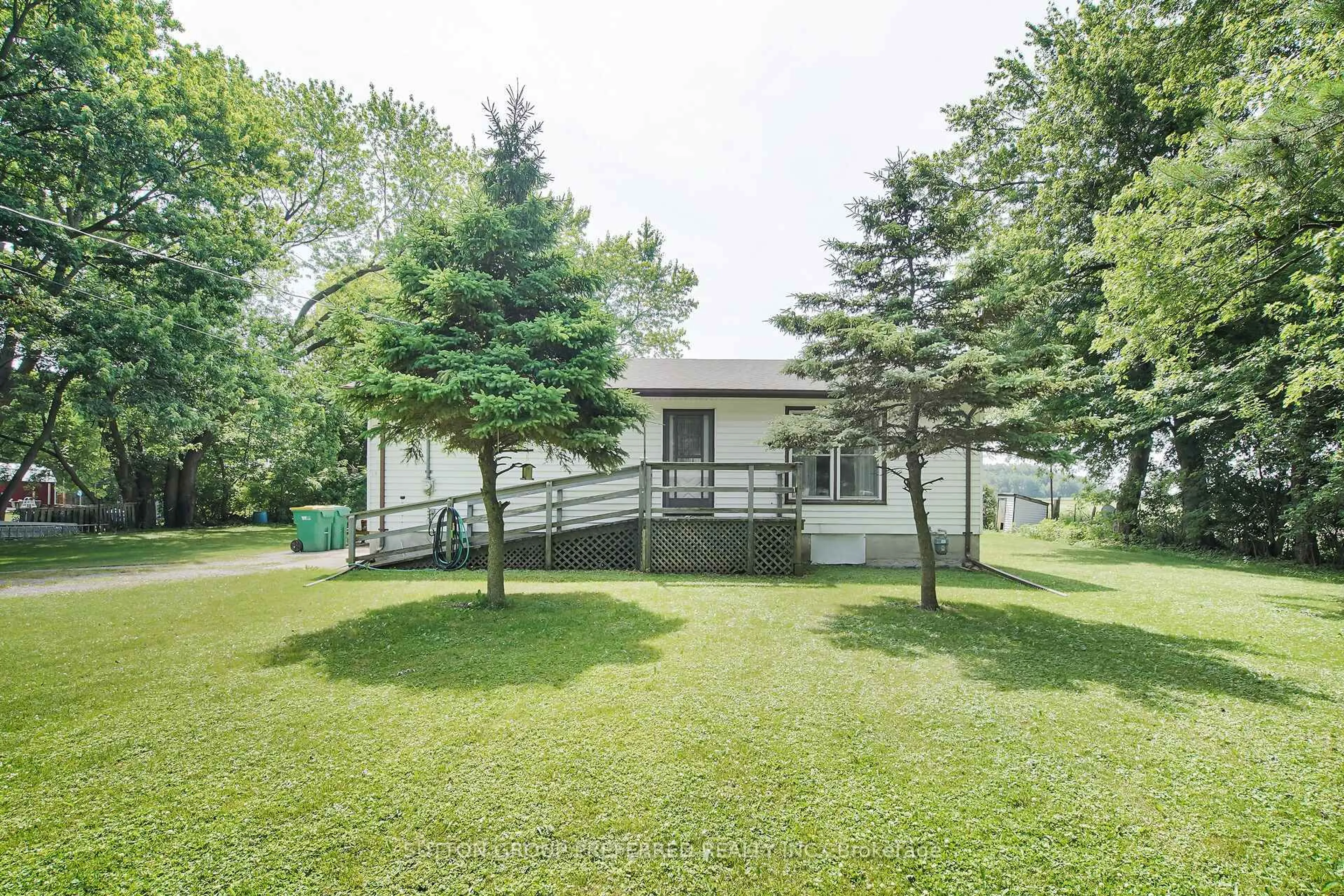 A pic from outside/outdoor area/front of a property/back of a property/a pic from drone, unknown for 5129 Glendon Dr, Southwest Middlesex Ontario N0L 1A0
