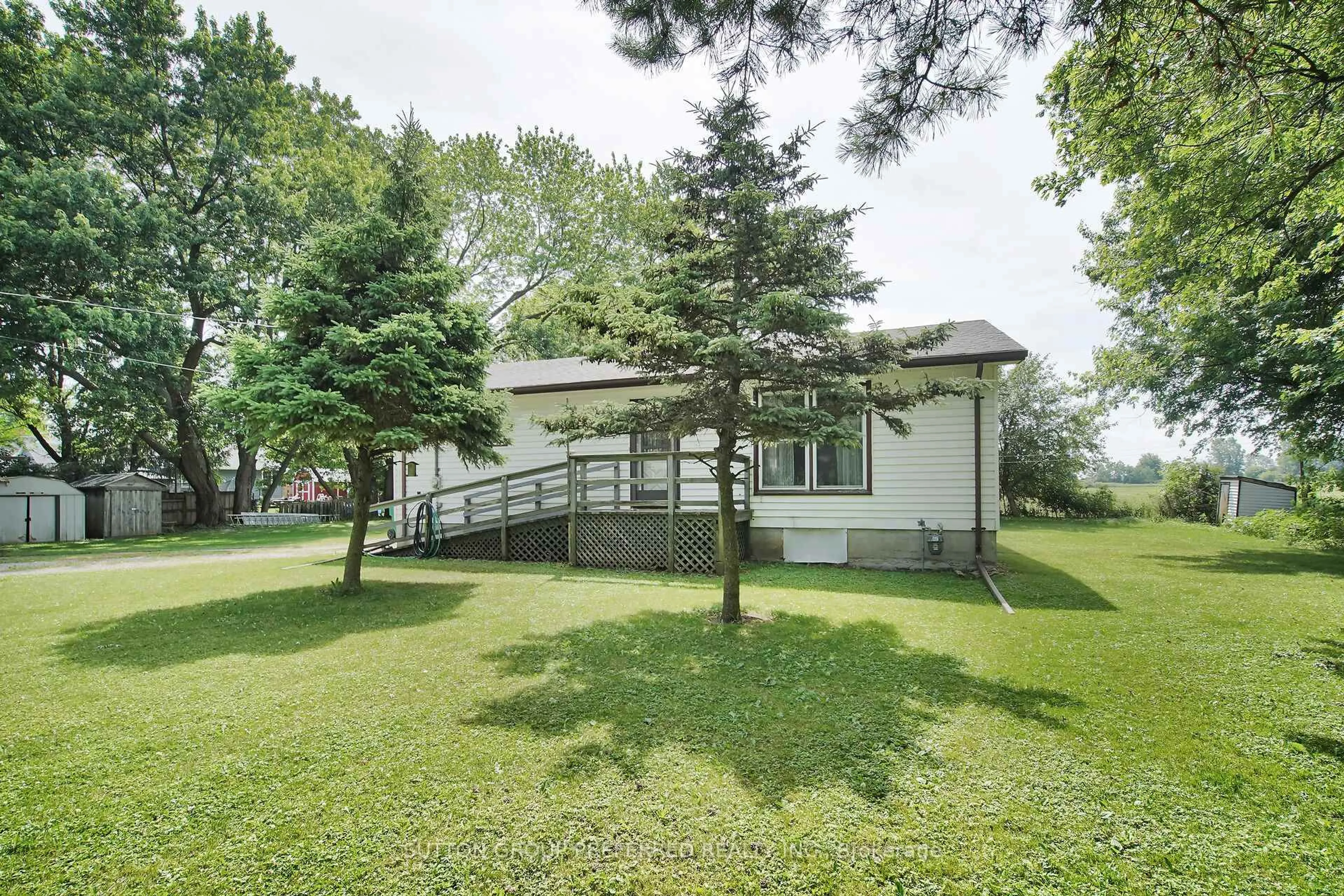 A pic from outside/outdoor area/front of a property/back of a property/a pic from drone, unknown for 5129 Glendon Dr, Southwest Middlesex Ontario N0L 1A0