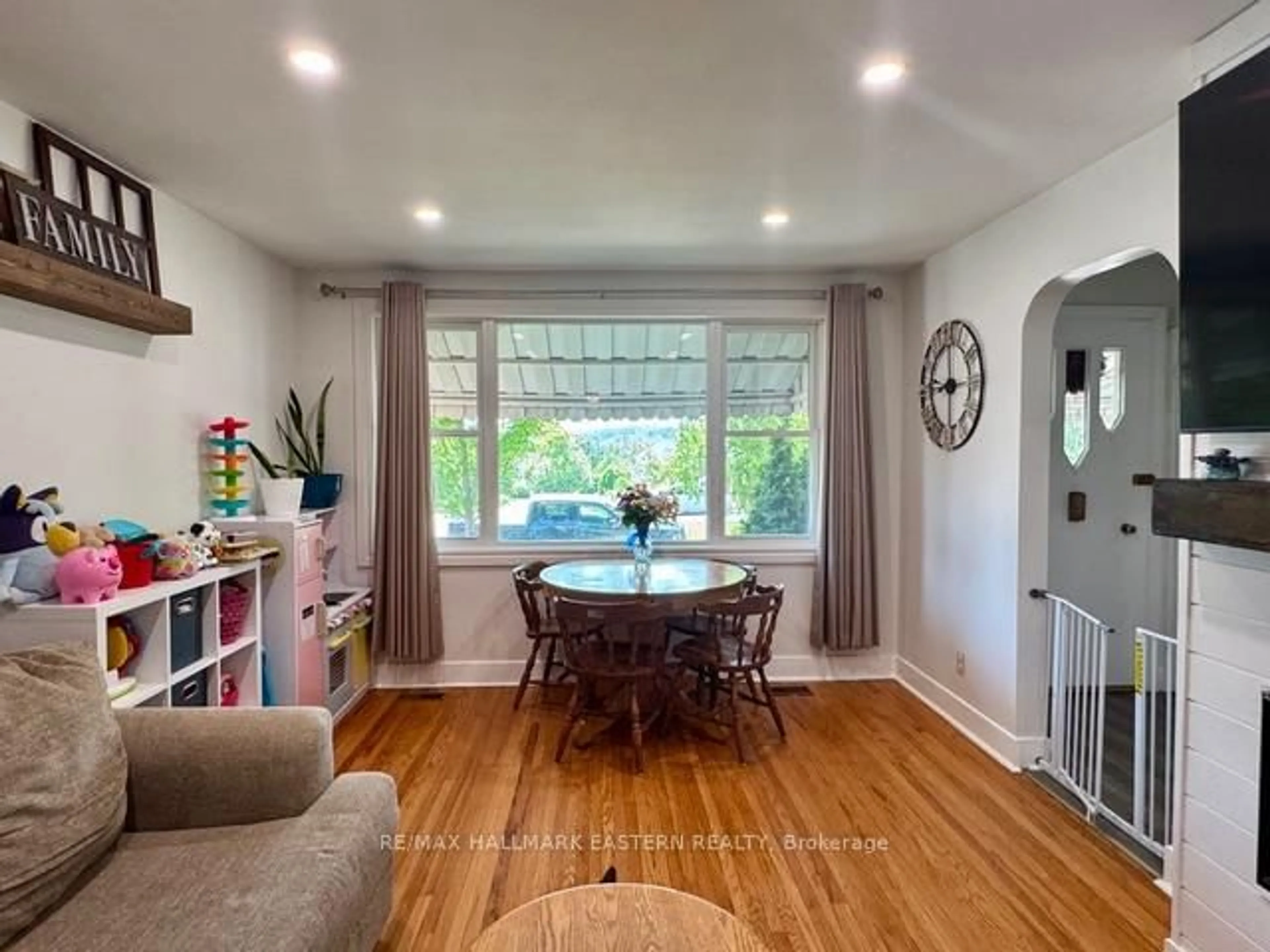 A pic of a room for 1110 Hayes St, Peterborough Central Ontario K9J 5S8