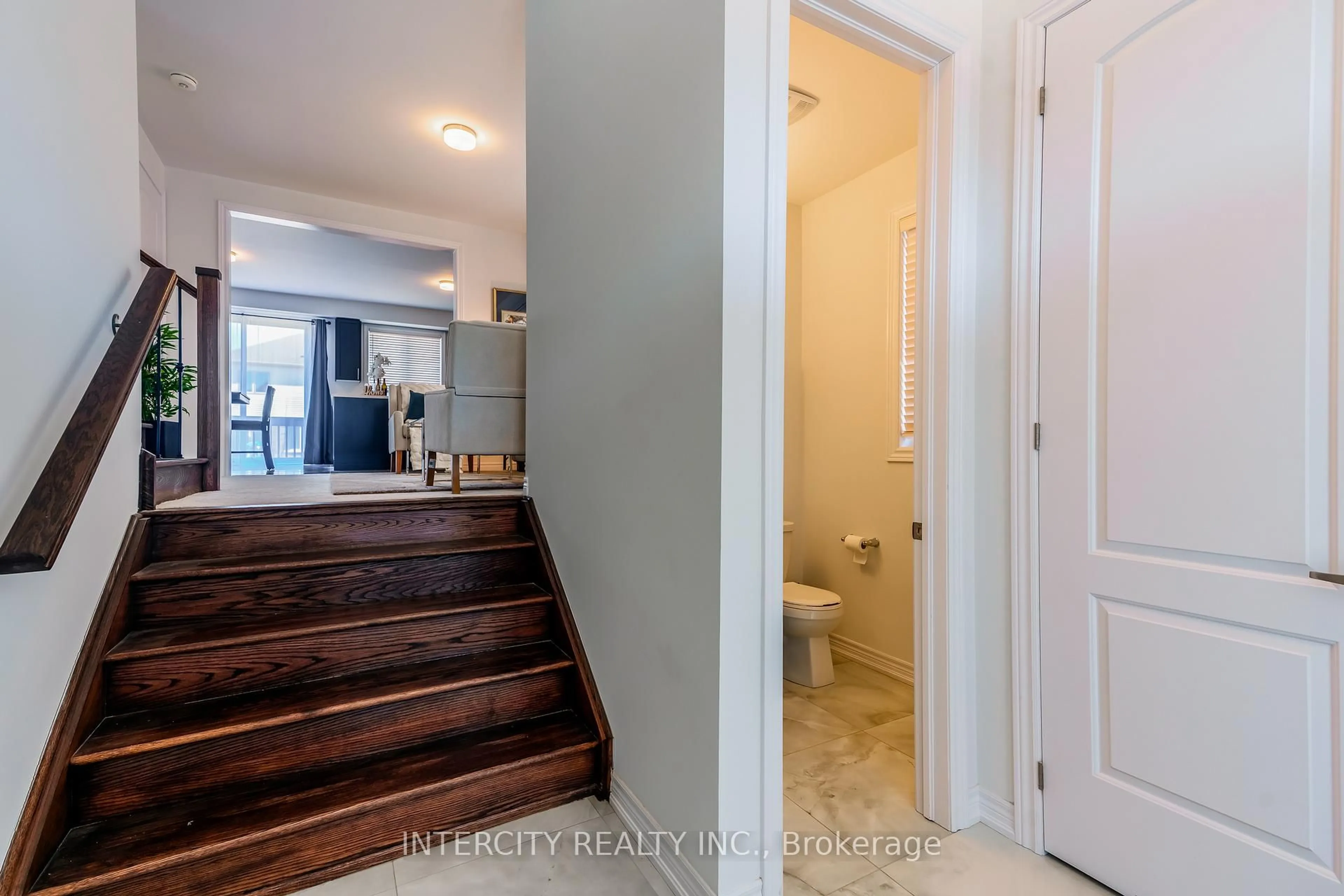 Indoor entryway for 59 Harpin Way, Centre Wellington Ontario N1M 0H8