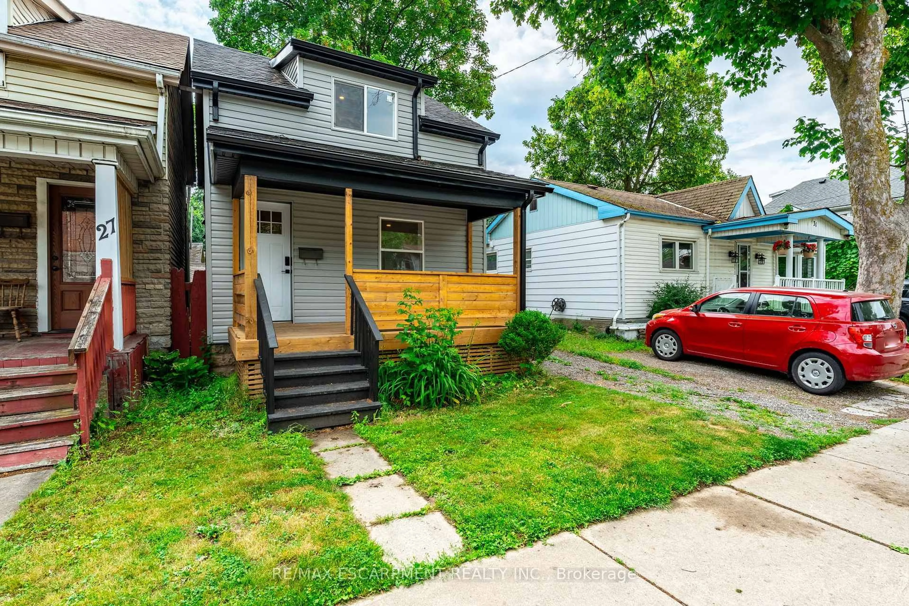 Home with vinyl exterior material, street for 29 New St, Hamilton Ontario L8P 4J6