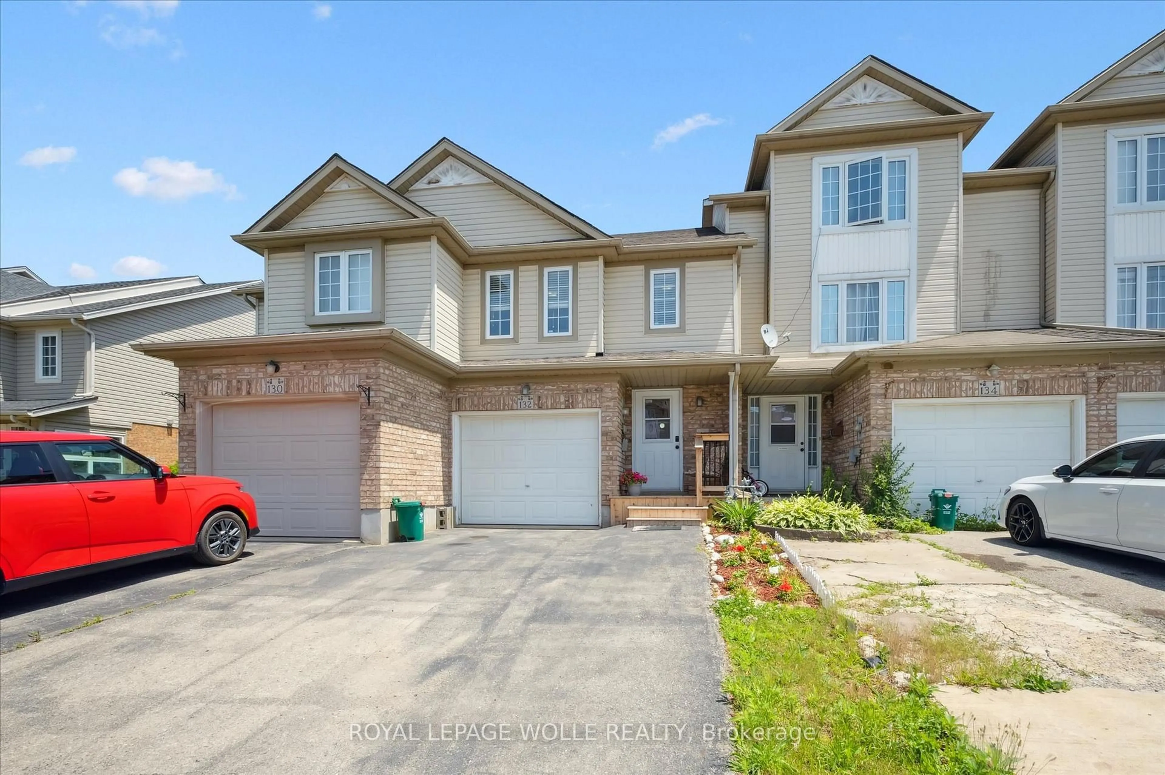 A pic from outside/outdoor area/front of a property/back of a property/a pic from drone, street for 132 Donnenwerth Dr, Kitchener Ontario N2E 4C8