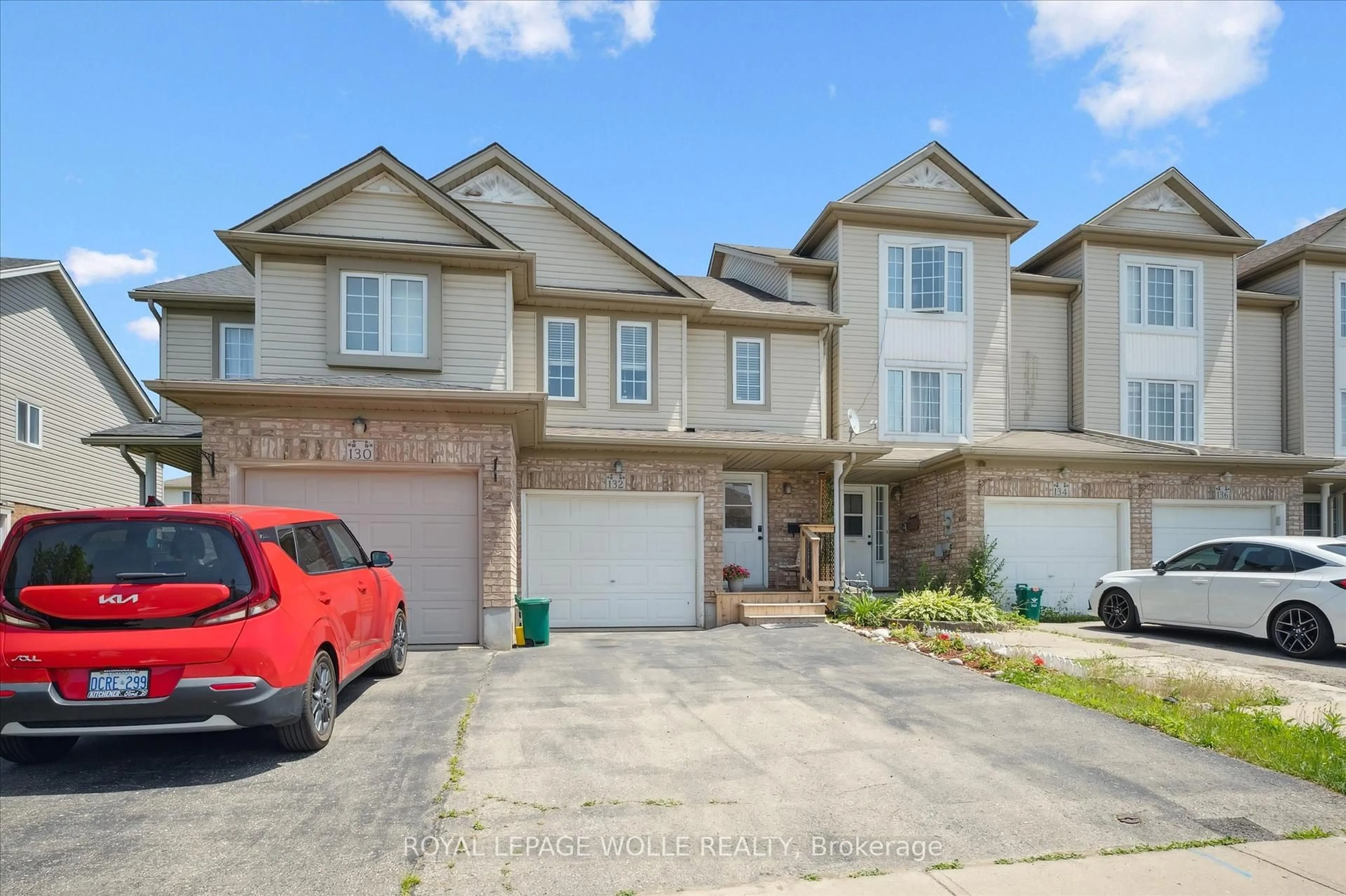 A pic from outside/outdoor area/front of a property/back of a property/a pic from drone, street for 132 Donnenwerth Dr, Kitchener Ontario N2E 4C8