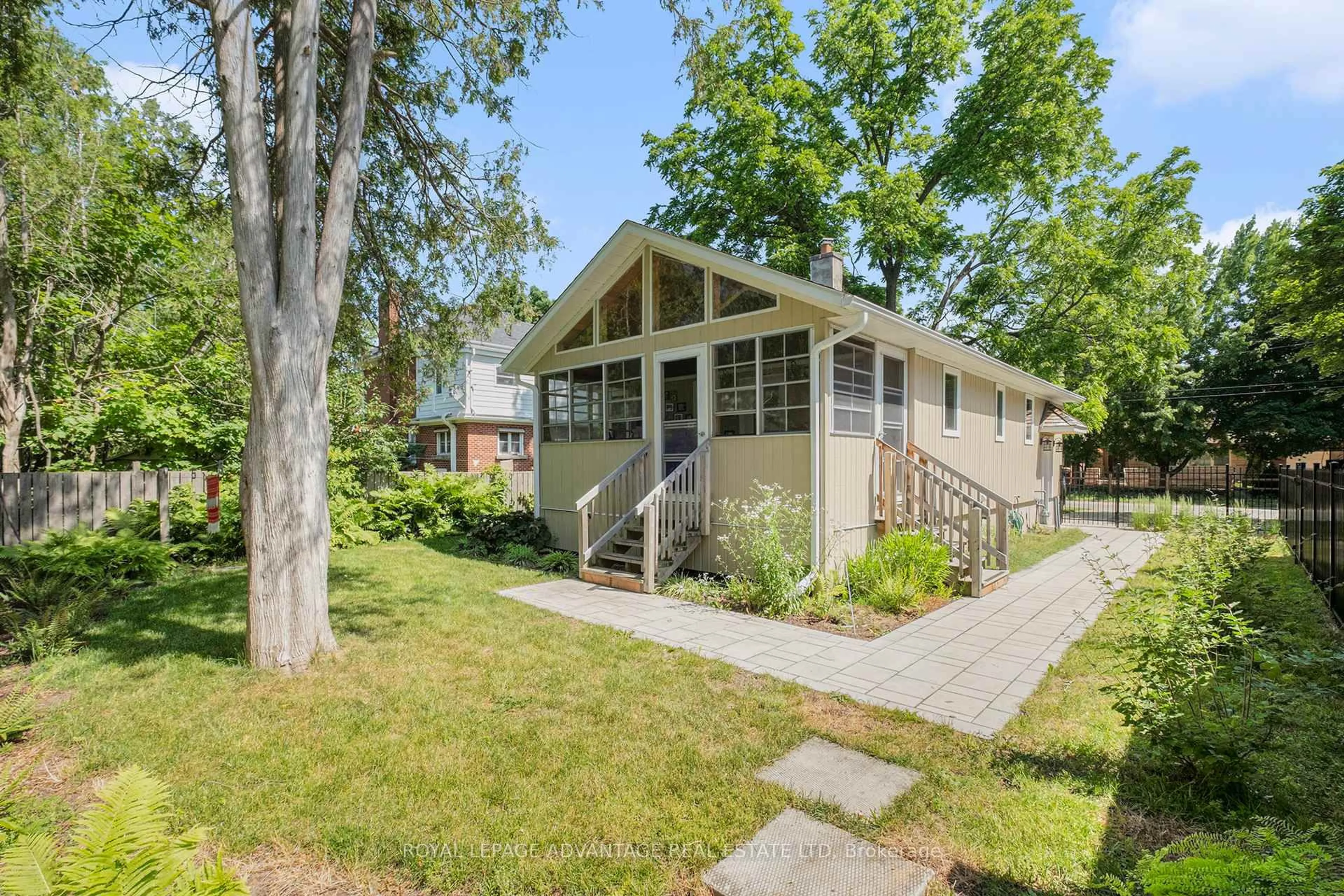 Unknown for 8 Stewart St, Perth Ontario K7H 2M3