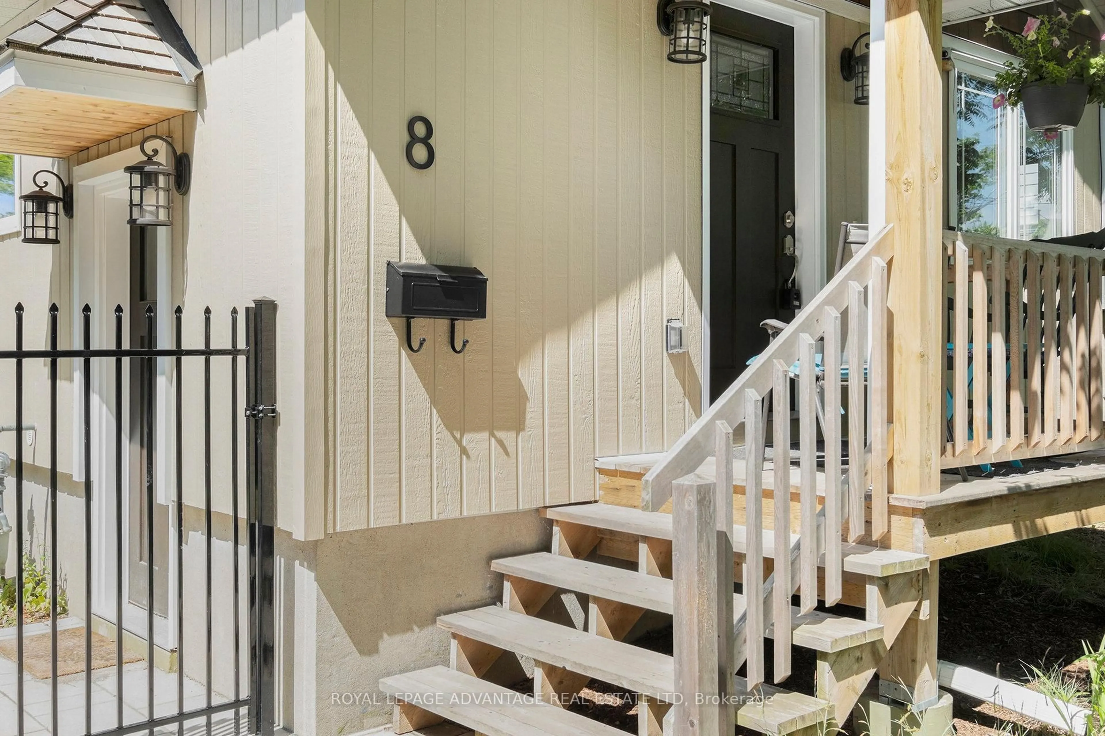 Indoor entryway for 8 Stewart St, Perth Ontario K7H 2M3