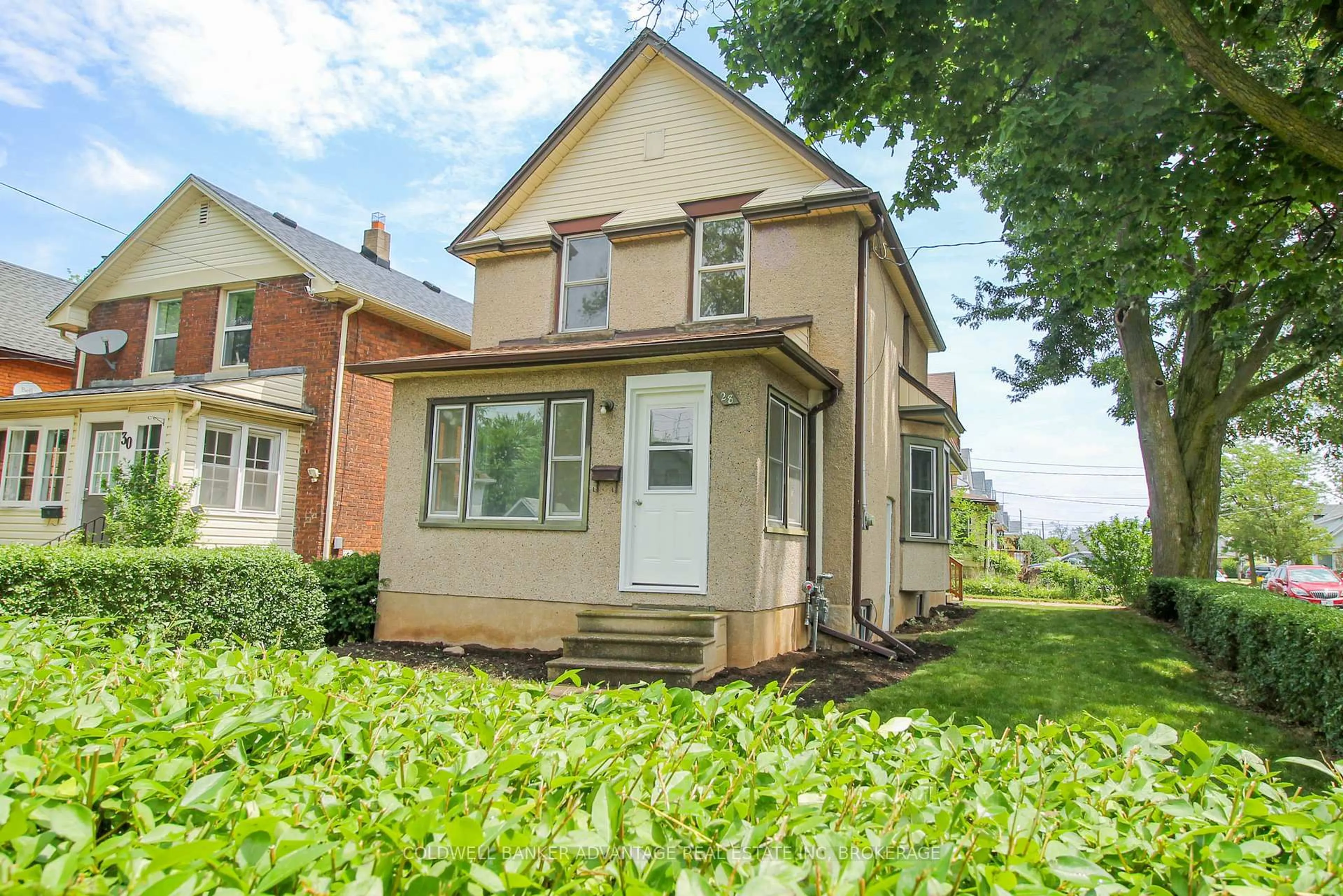 Home with vinyl exterior material, street for 28 Myrtle Ave, Welland Ontario L3B 2B1
