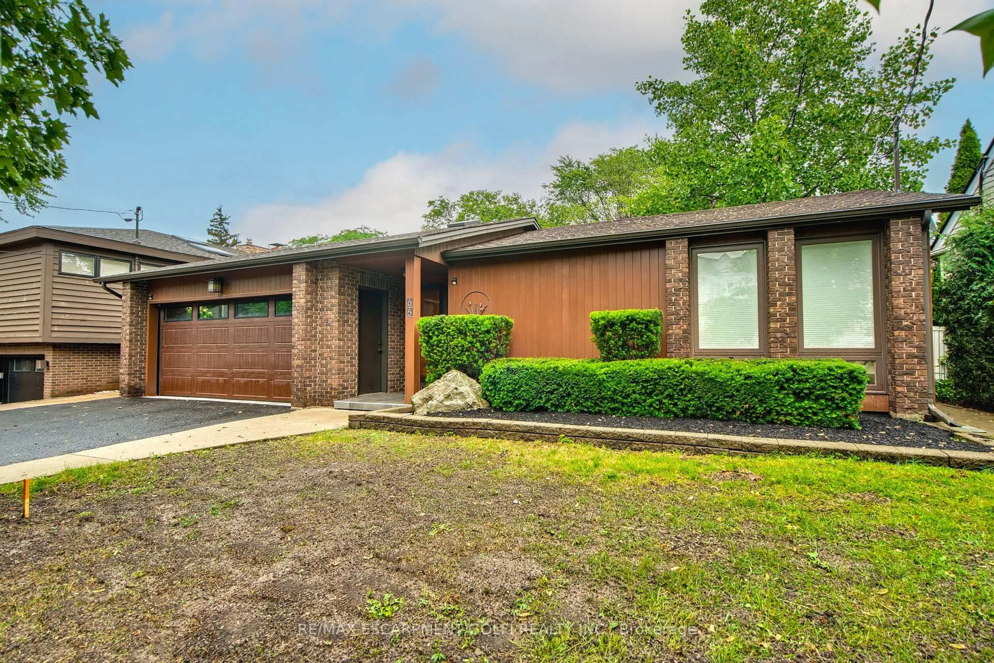 Home with brick exterior material, street for 65 Hillcrest Ave, St. Catharines Ontario L2R 4Y4