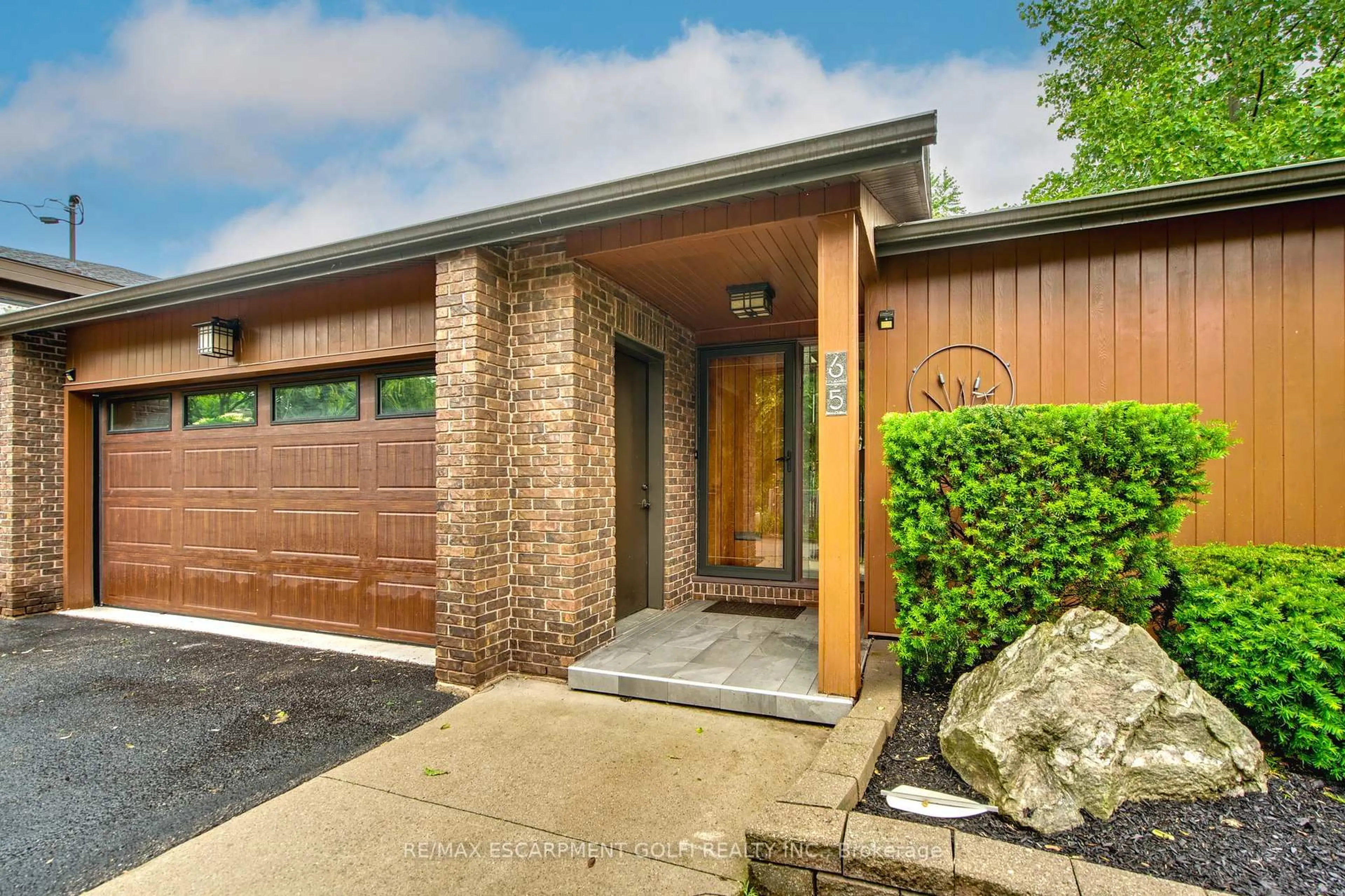Home with brick exterior material, street for 65 Hillcrest Ave, St. Catharines Ontario L2R 4Y4