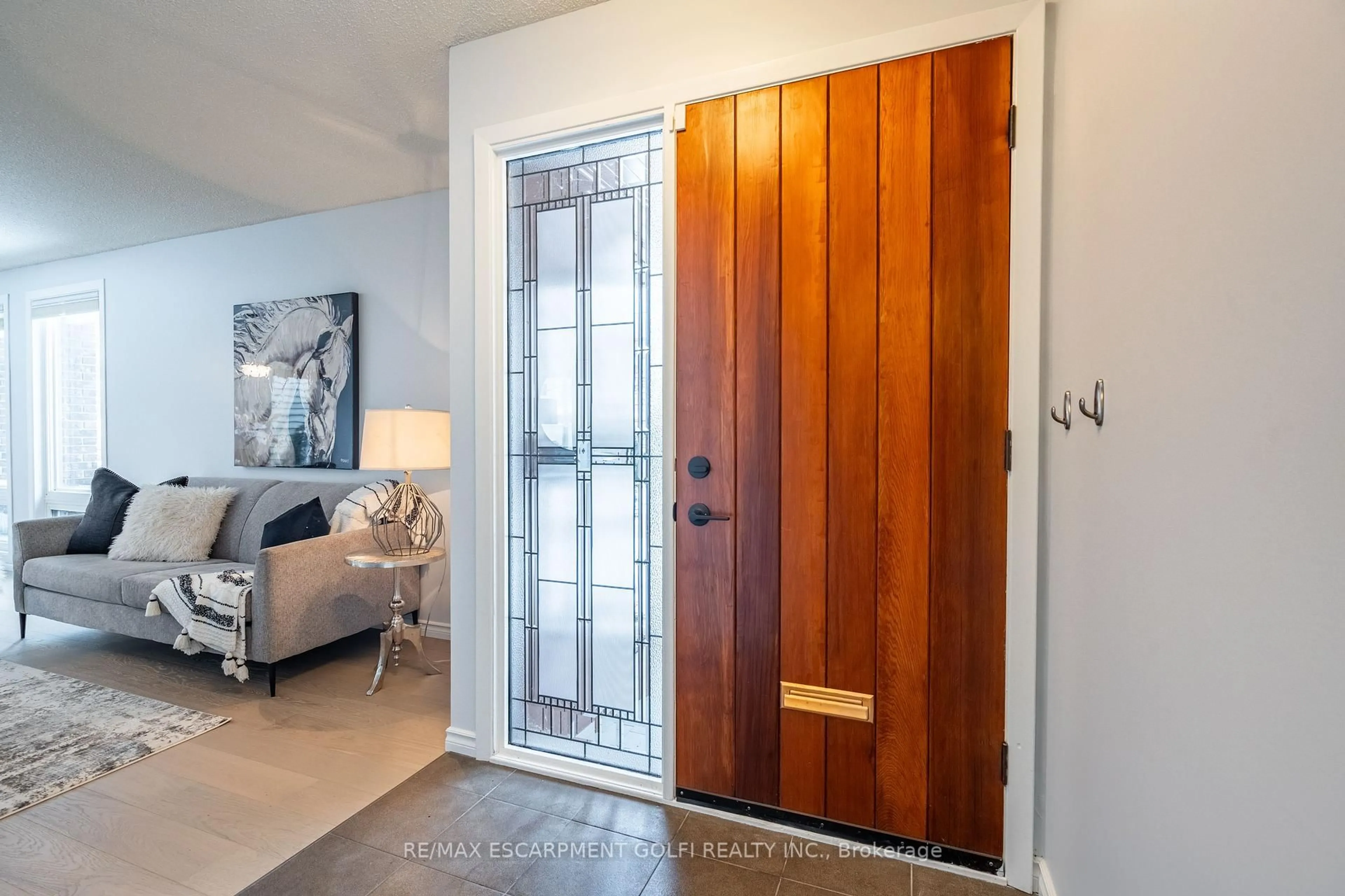 Indoor entryway for 65 Hillcrest Ave, St. Catharines Ontario L2R 4Y4