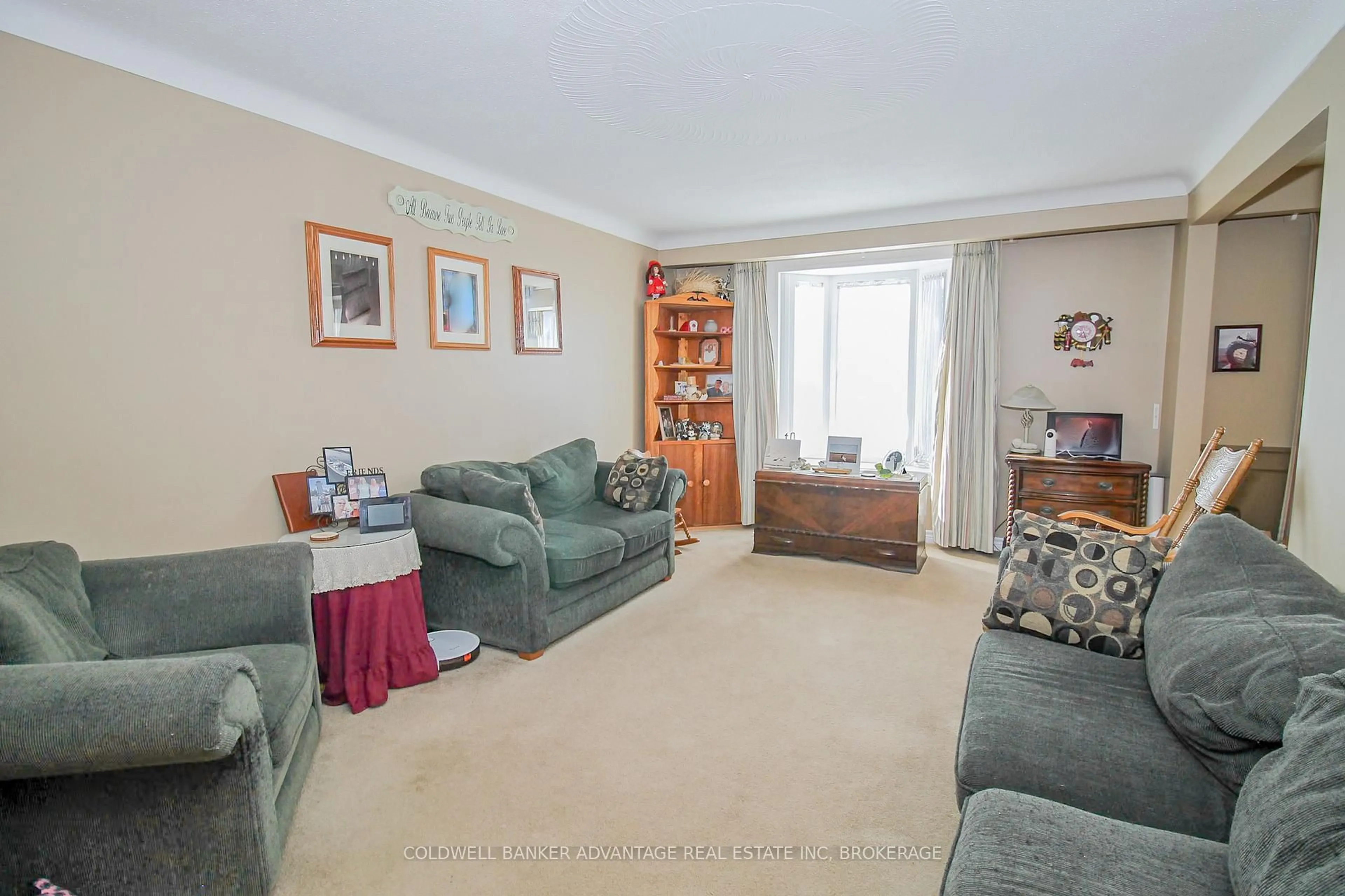 Living room with furniture, carpet floor for 36 Wellbrook Blvd, Welland Ontario L3C 5T4