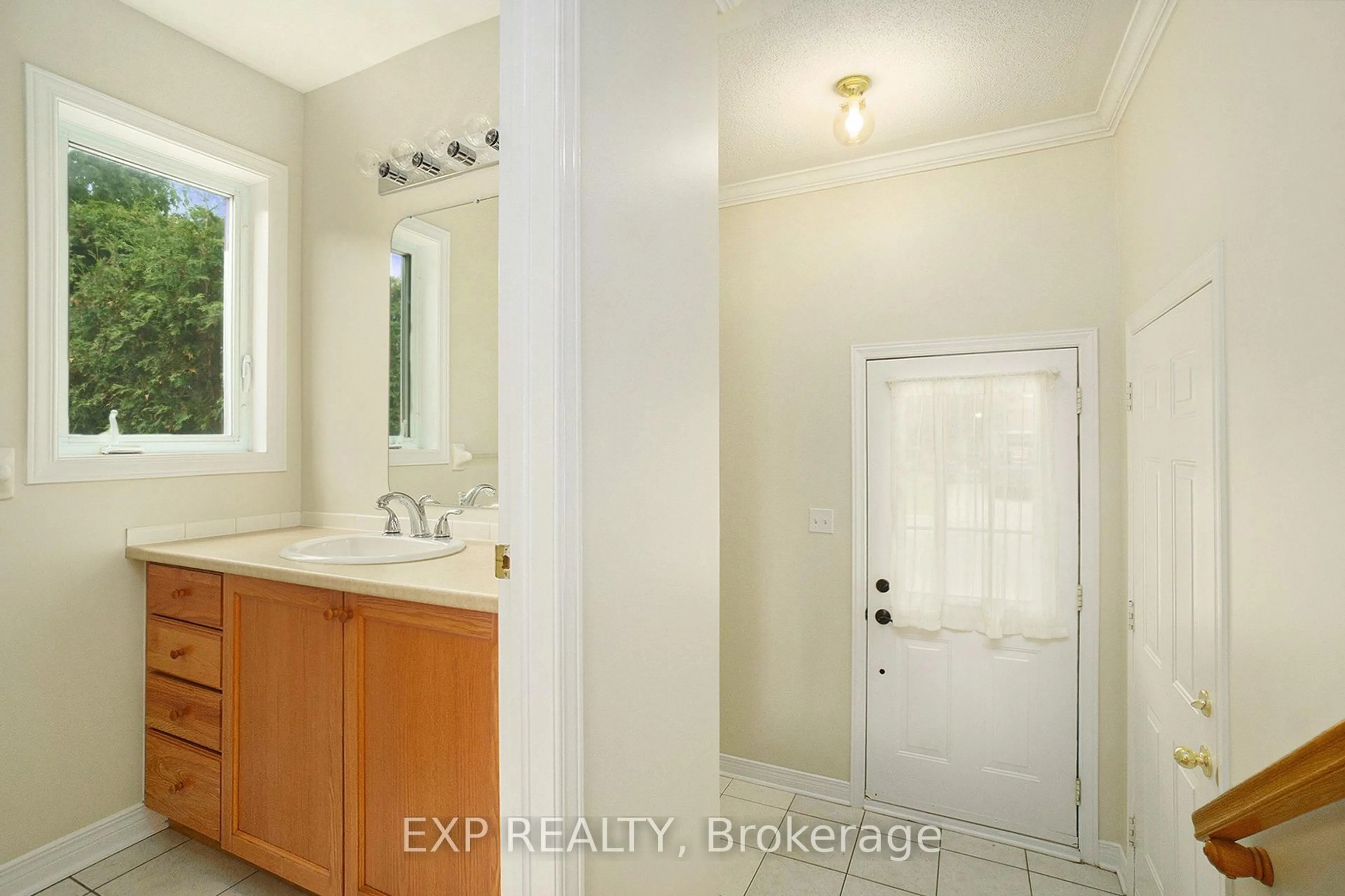 Standard bathroom, ceramic/tile floor for 638 Casabella Dr, Ottawa Ontario K4A 4G1