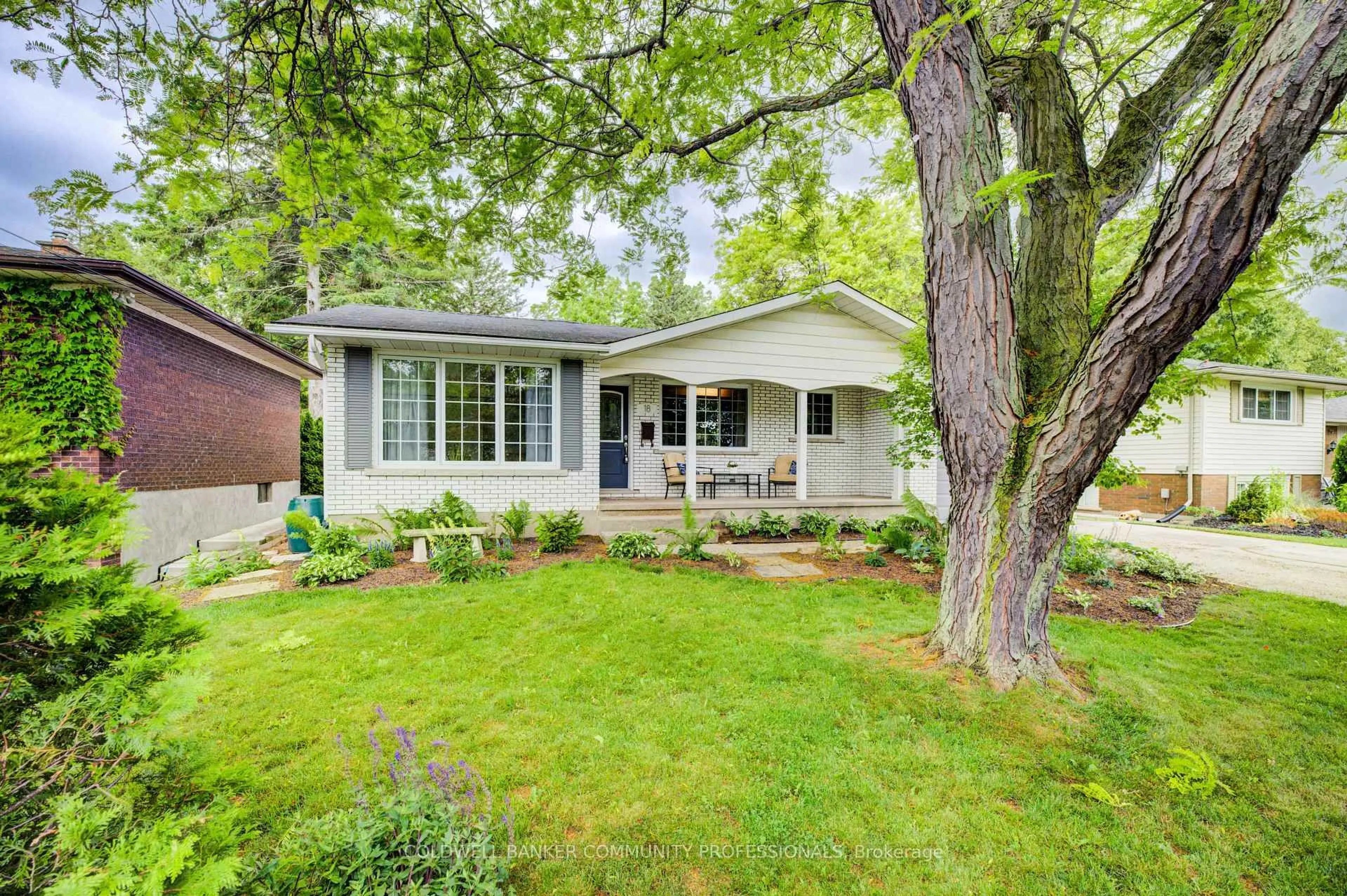 Home with vinyl exterior material, street for 18 Rosemore Rd, St. Catharines Ontario L2S 1A8