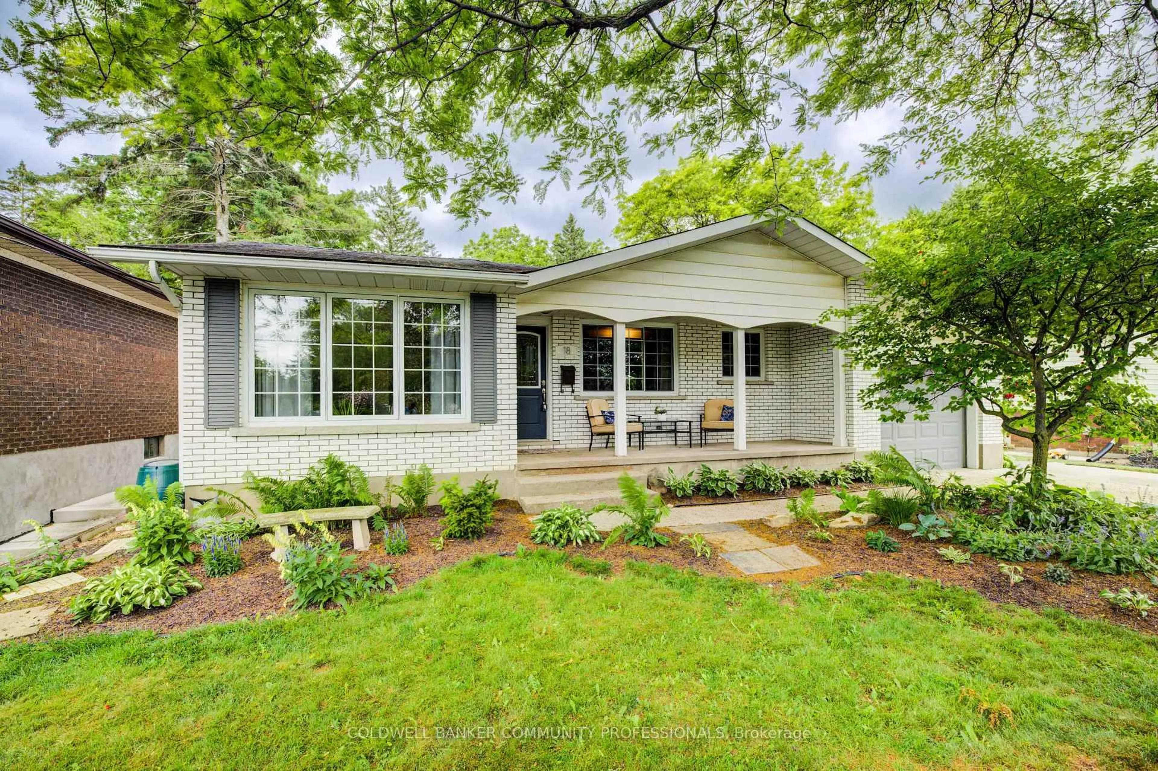Home with vinyl exterior material, street for 18 Rosemore Rd, St. Catharines Ontario L2S 1A8