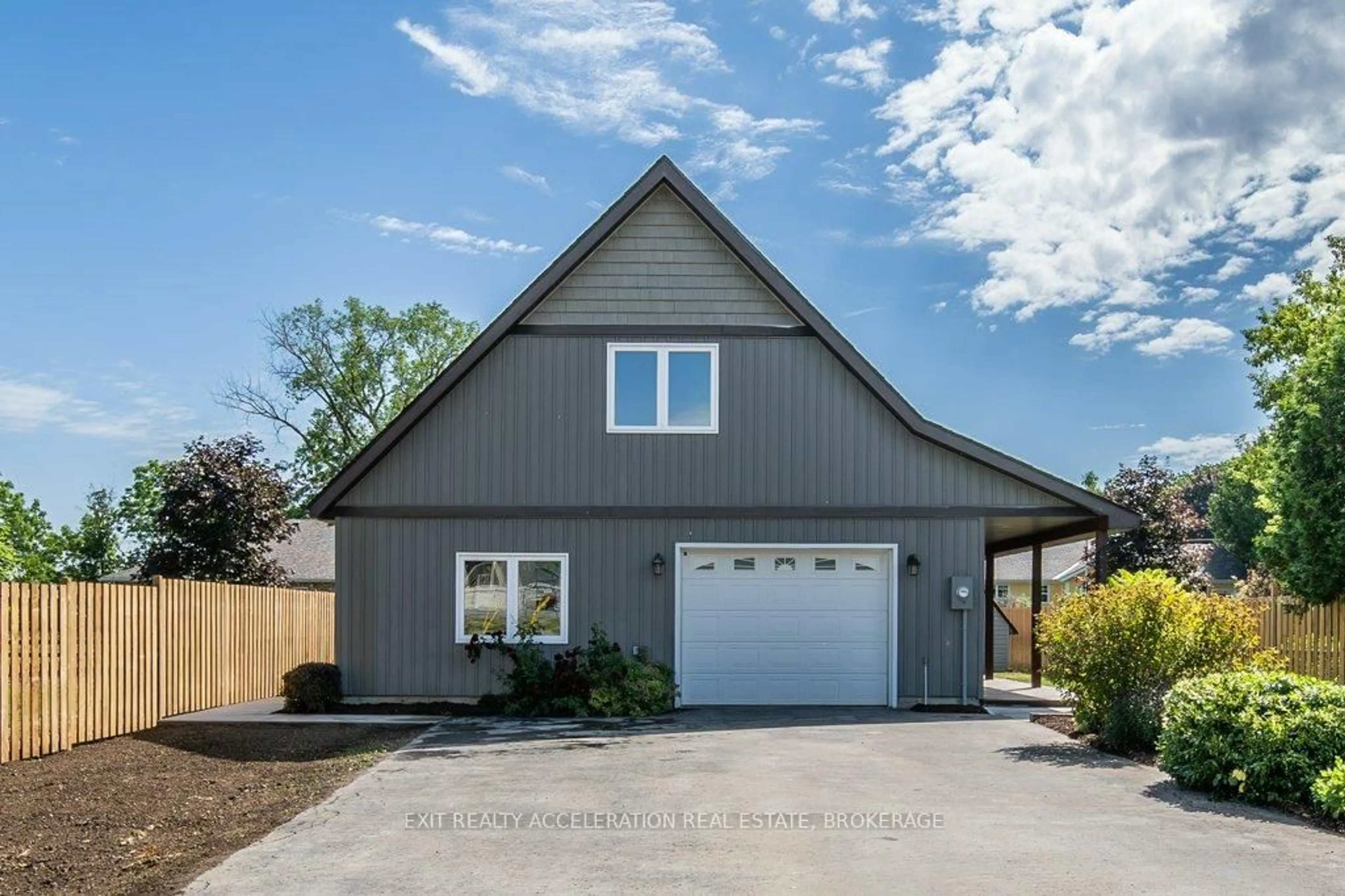 Home with vinyl exterior material, street for 212 Green St, Deseronto Ontario K0K 1X0
