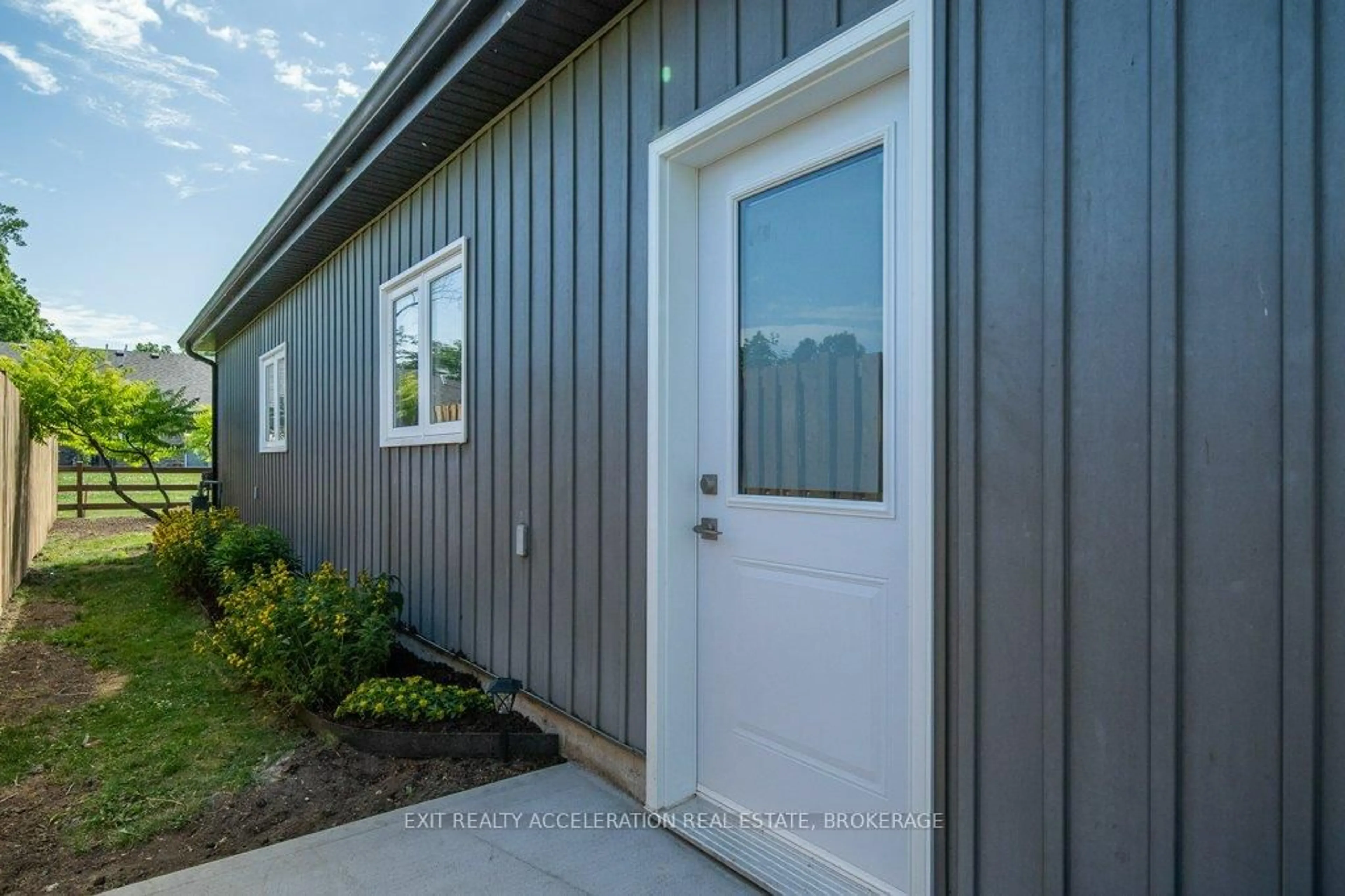 Home with vinyl exterior material, unknown for 212 Green St, Deseronto Ontario K0K 1X0
