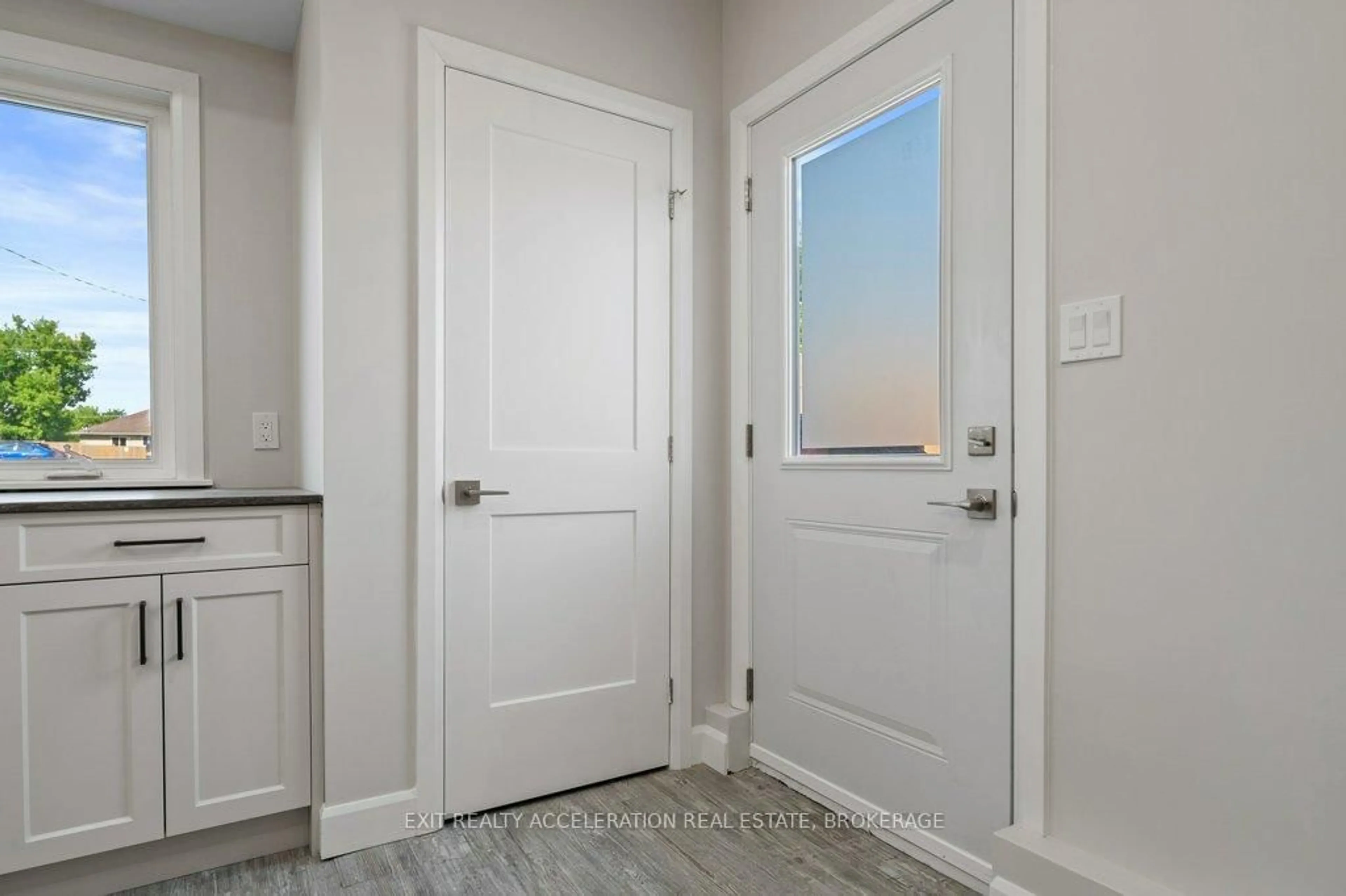 Indoor entryway for 212 Green St, Deseronto Ontario K0K 1X0
