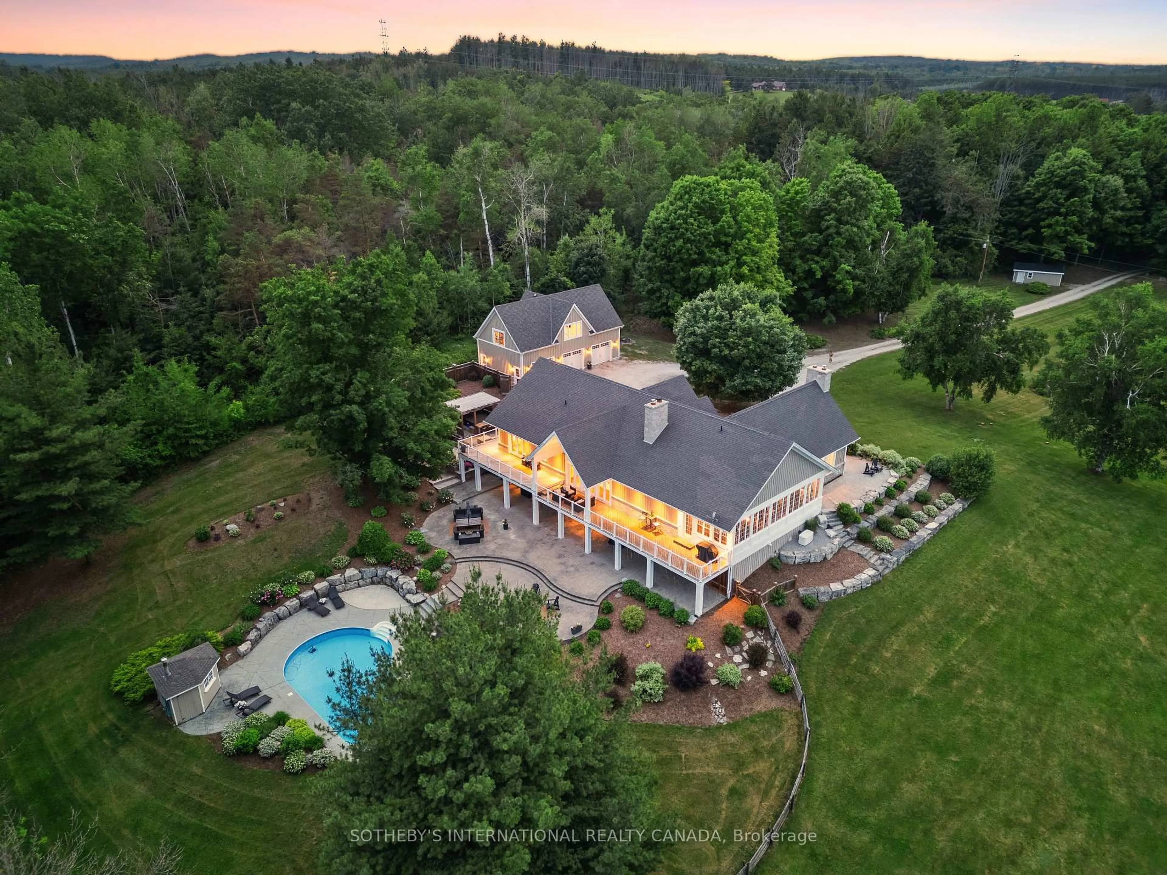 A pic from outside/outdoor area/front of a property/back of a property/a pic from drone, unknown for 428308 25th Sdrd, Mono Ontario L9V 1G2