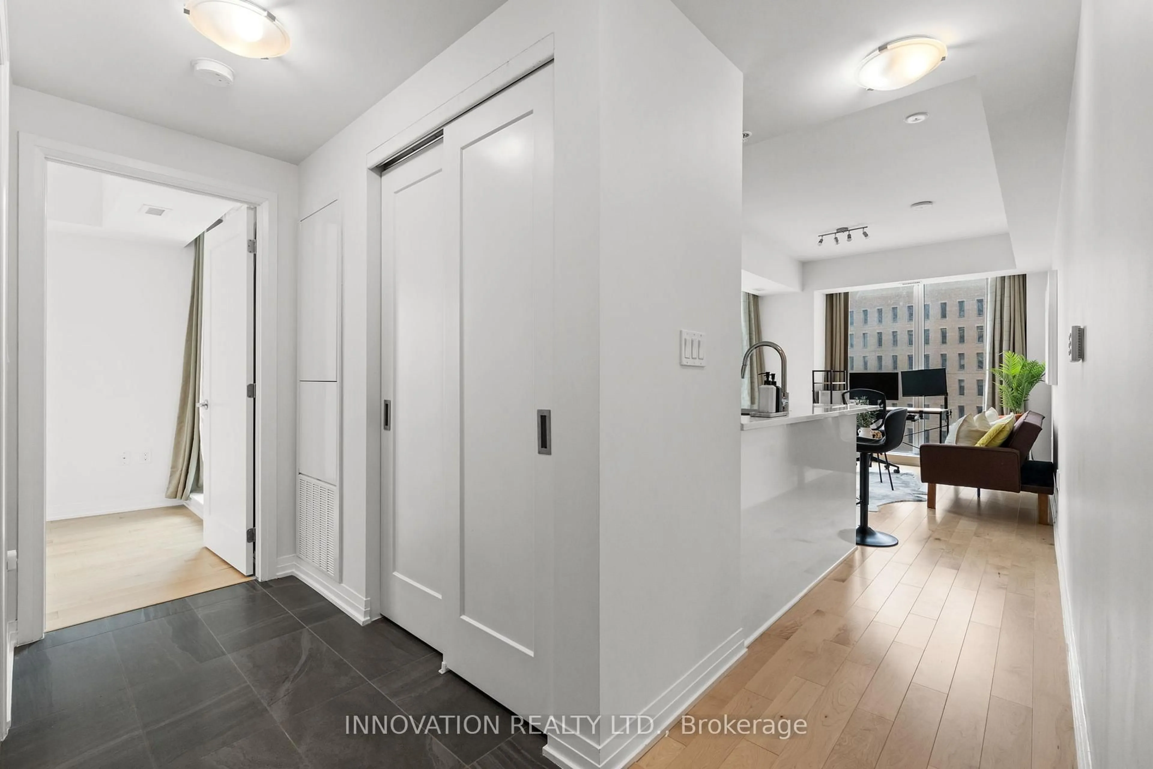 Indoor entryway for 805 Carling Ave #701, Ottawa Ontario K1S 5W9