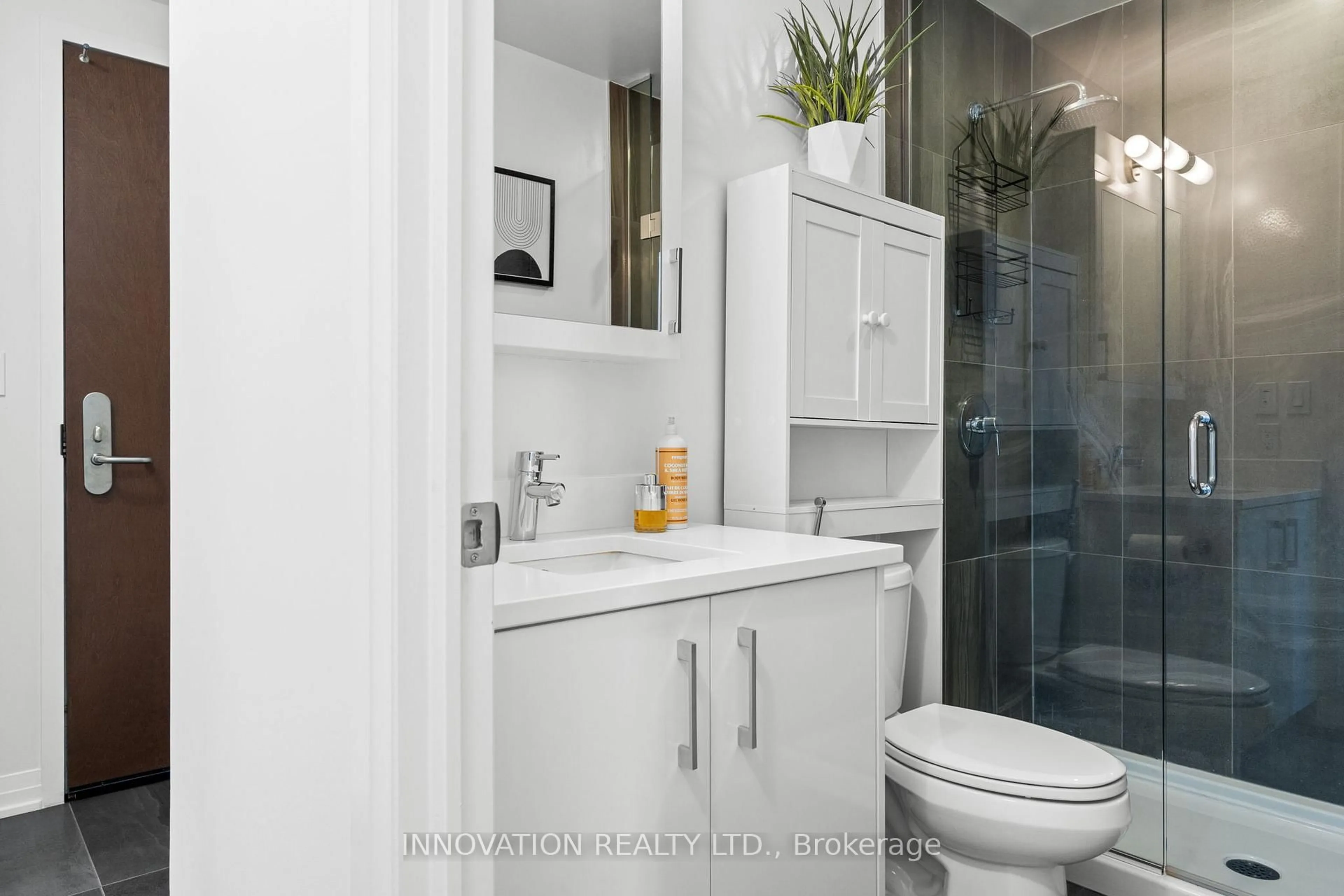 Contemporary bathroom, ceramic/tile floor for 805 Carling Ave #701, Ottawa Ontario K1S 5W9
