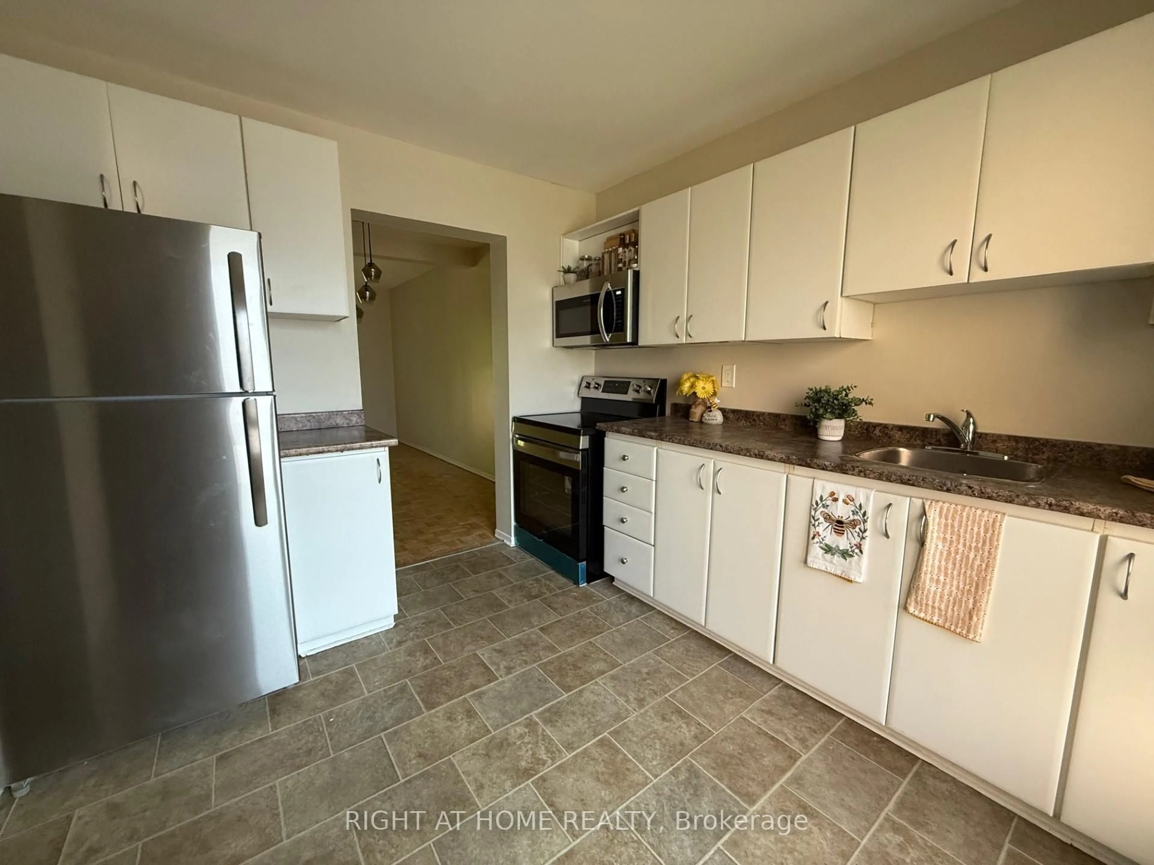 Standard kitchen, unknown for 6261 Castille Crt, Ottawa Ontario K1C 1X4
